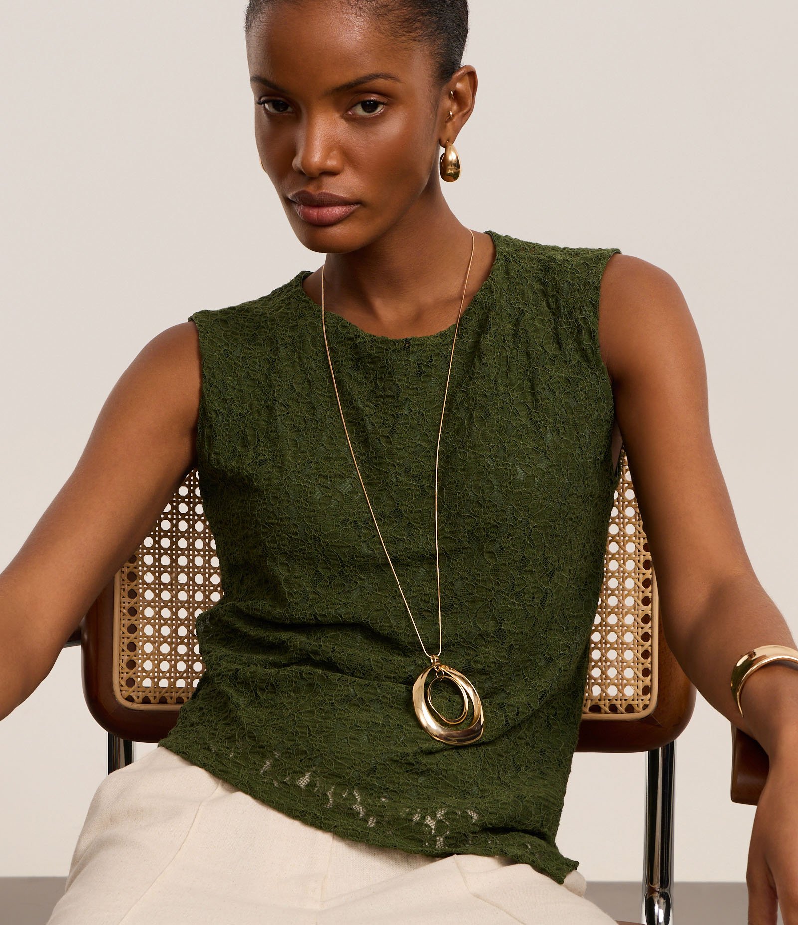 Blusa em Renda com Barra Assimétrica e Gola Redonda Verde 6