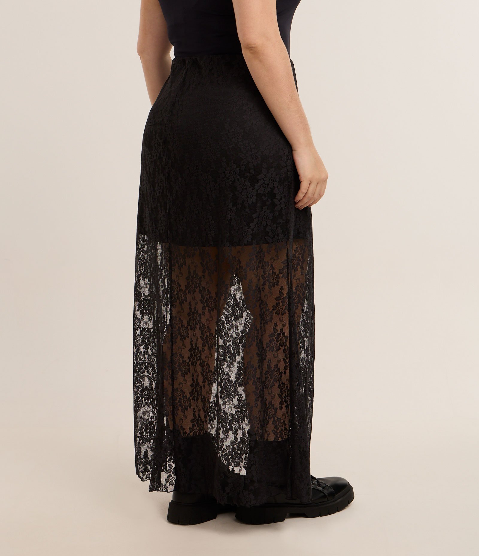 Saia Midi em Renda Floral com Forro Curve & Plus Size Preto 3