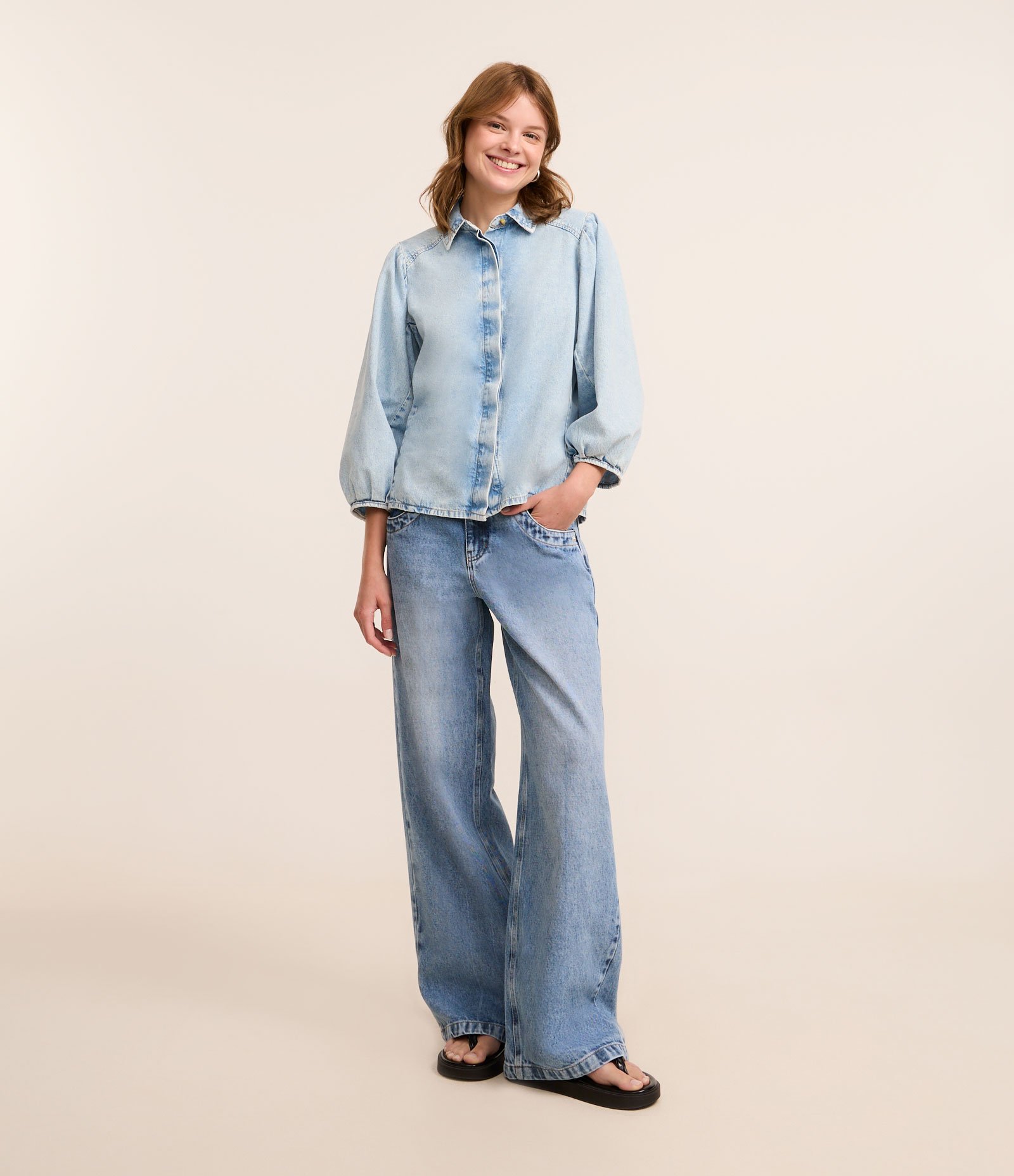 Camisa Jeans com Manga ¾ Bufante e Abotoamento Frontal Azul 2