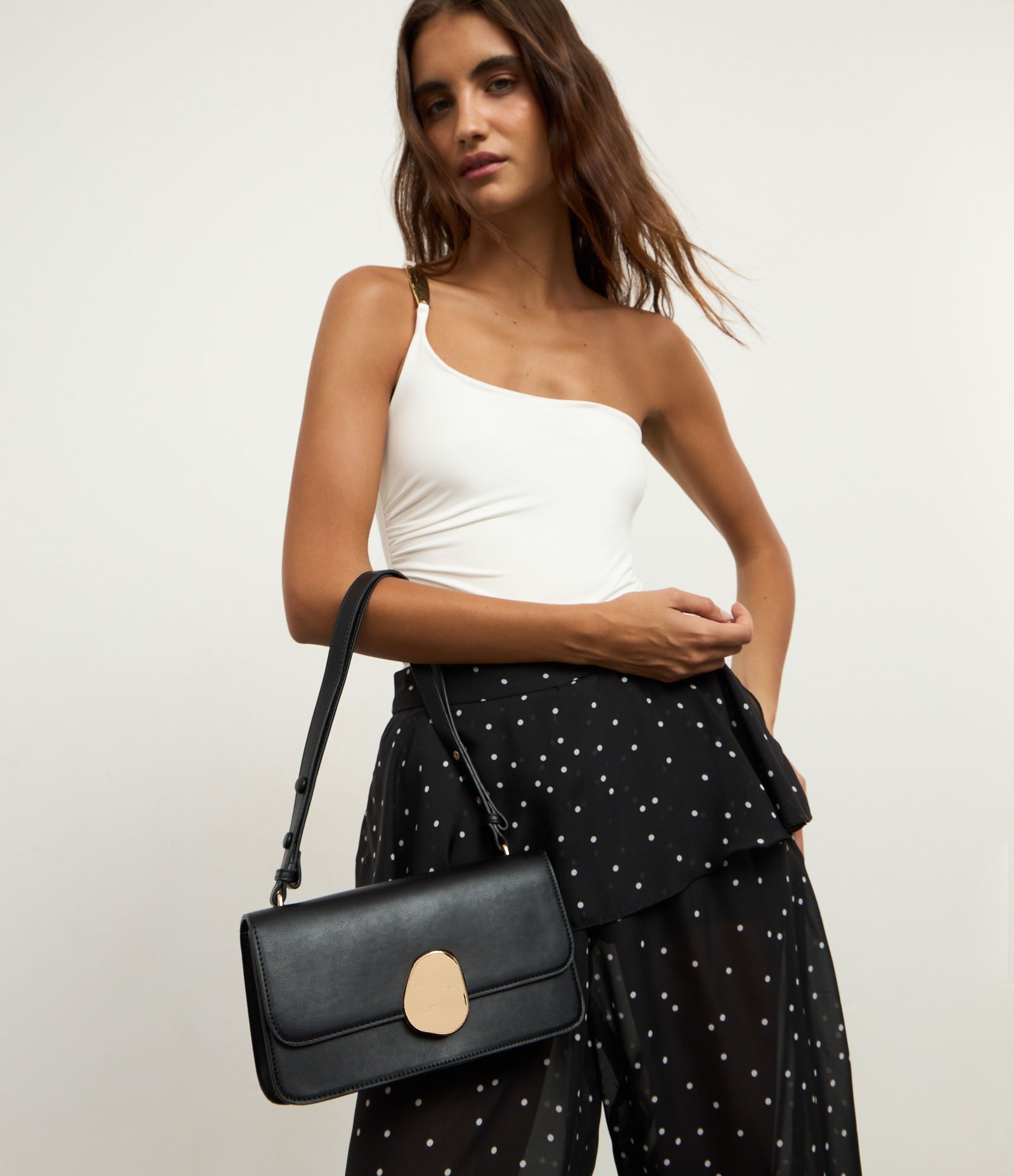 Bolsa Shoulder Média com Tampa e Detalhe Metalizado Preto 1