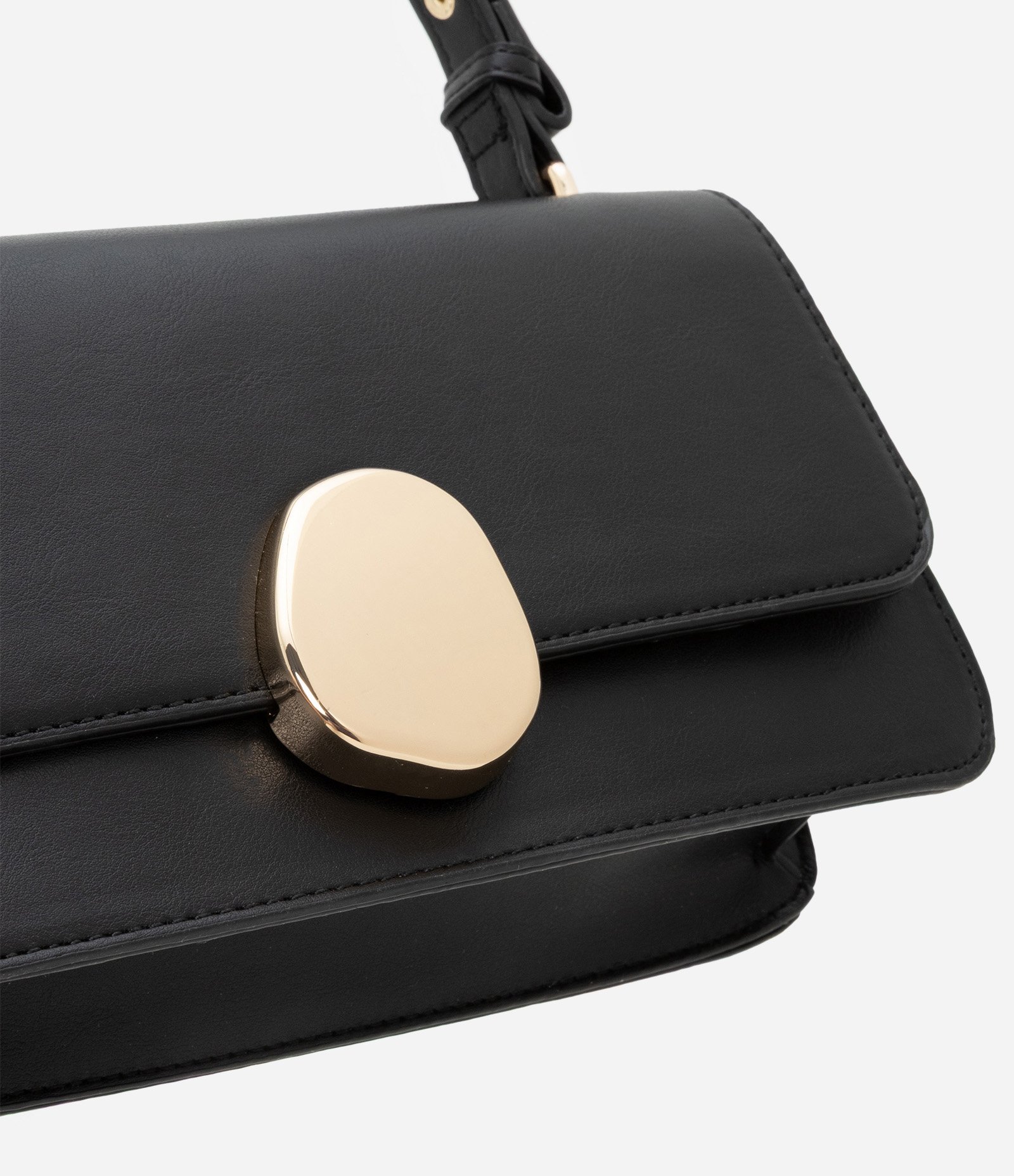Bolsa Shoulder Média com Tampa e Detalhe Metalizado Preto 5