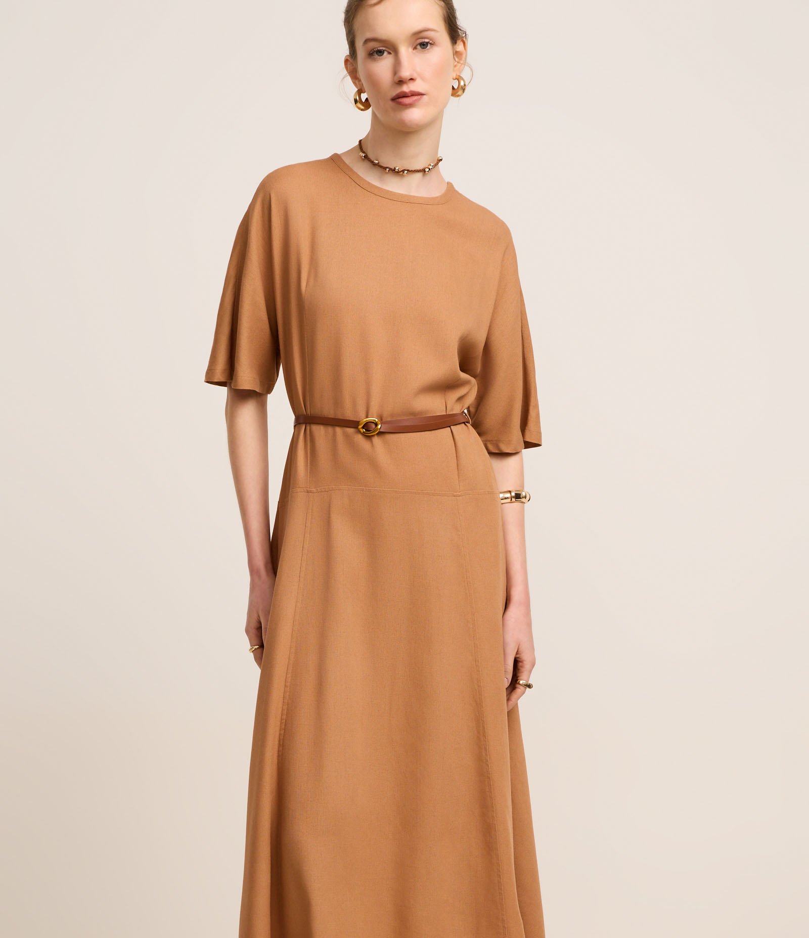 Vestido Longo em Viscolinho com Cinto Fino de Fivela Martelada Caramelo 1