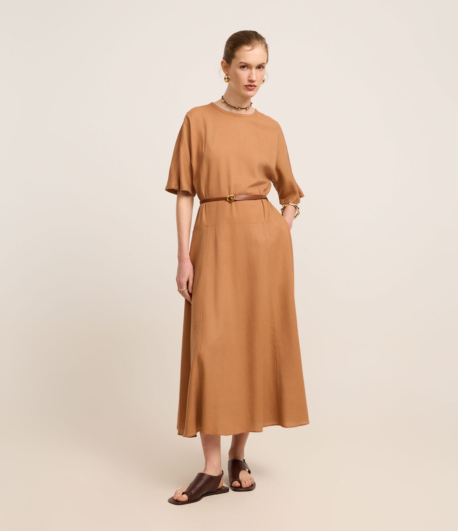 Vestido Longo em Viscolinho com Cinto Fino de Fivela Martelada Caramelo 2