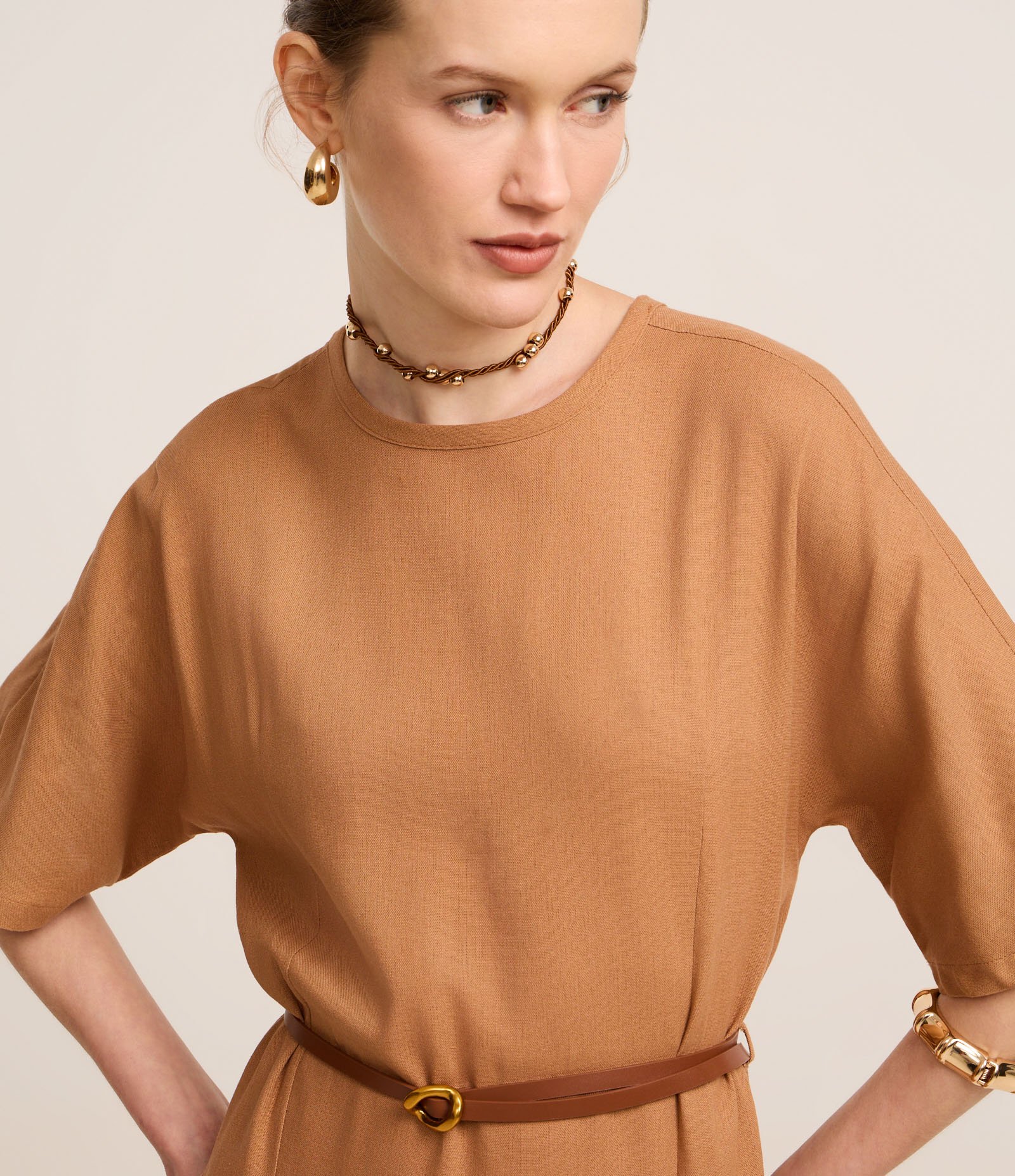 Vestido Longo em Viscolinho com Cinto Fino de Fivela Martelada Caramelo 3