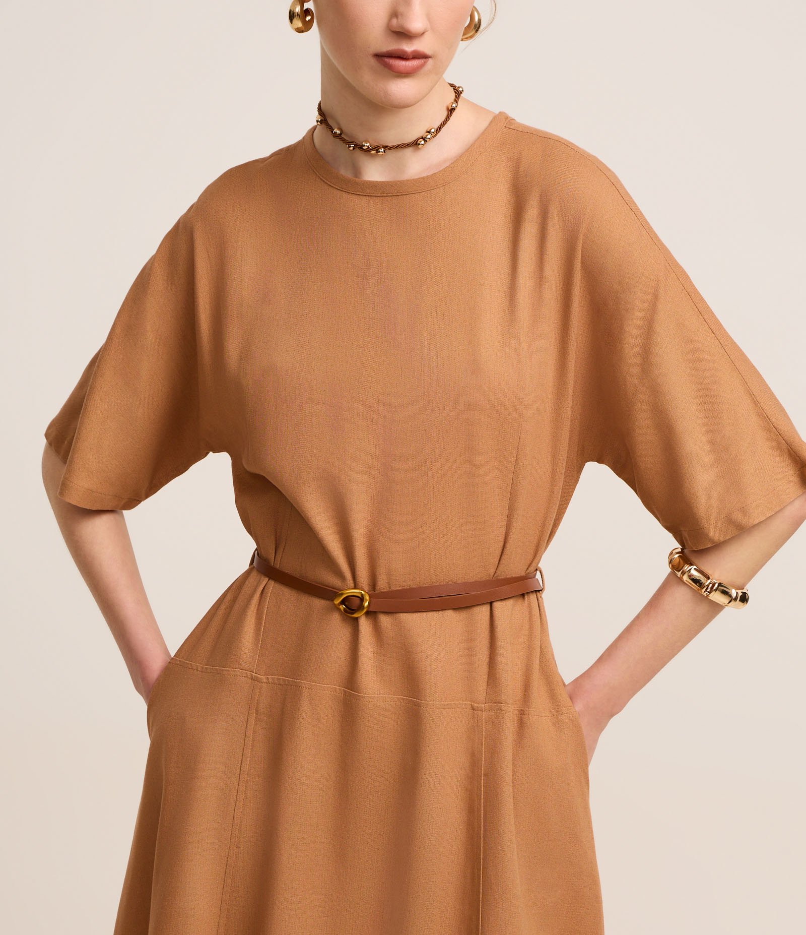 Vestido Longo em Viscolinho com Cinto Fino de Fivela Martelada Caramelo 4