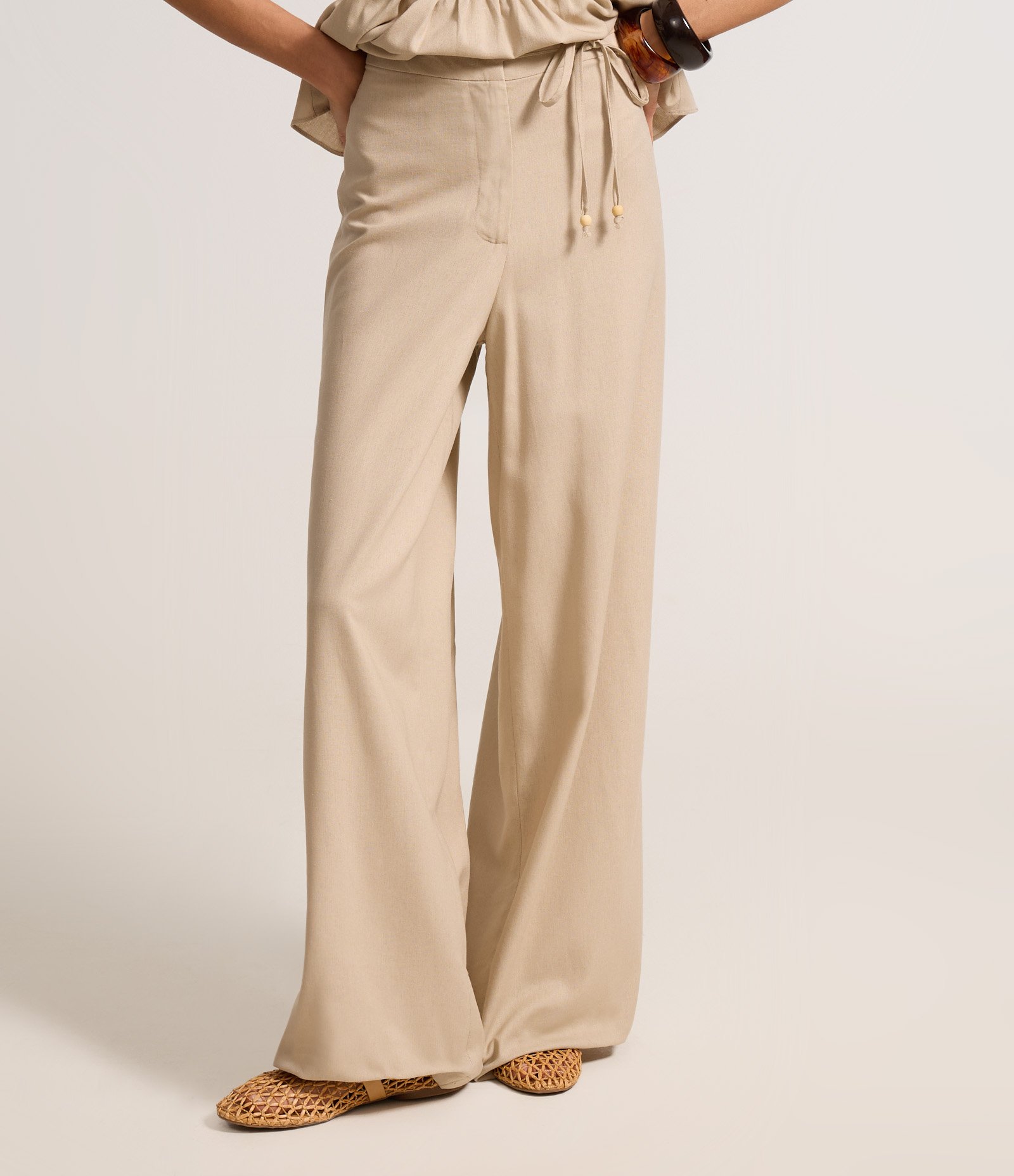 Calça Reta em Viscose com Linho e Amarração Lateral Bege 3
