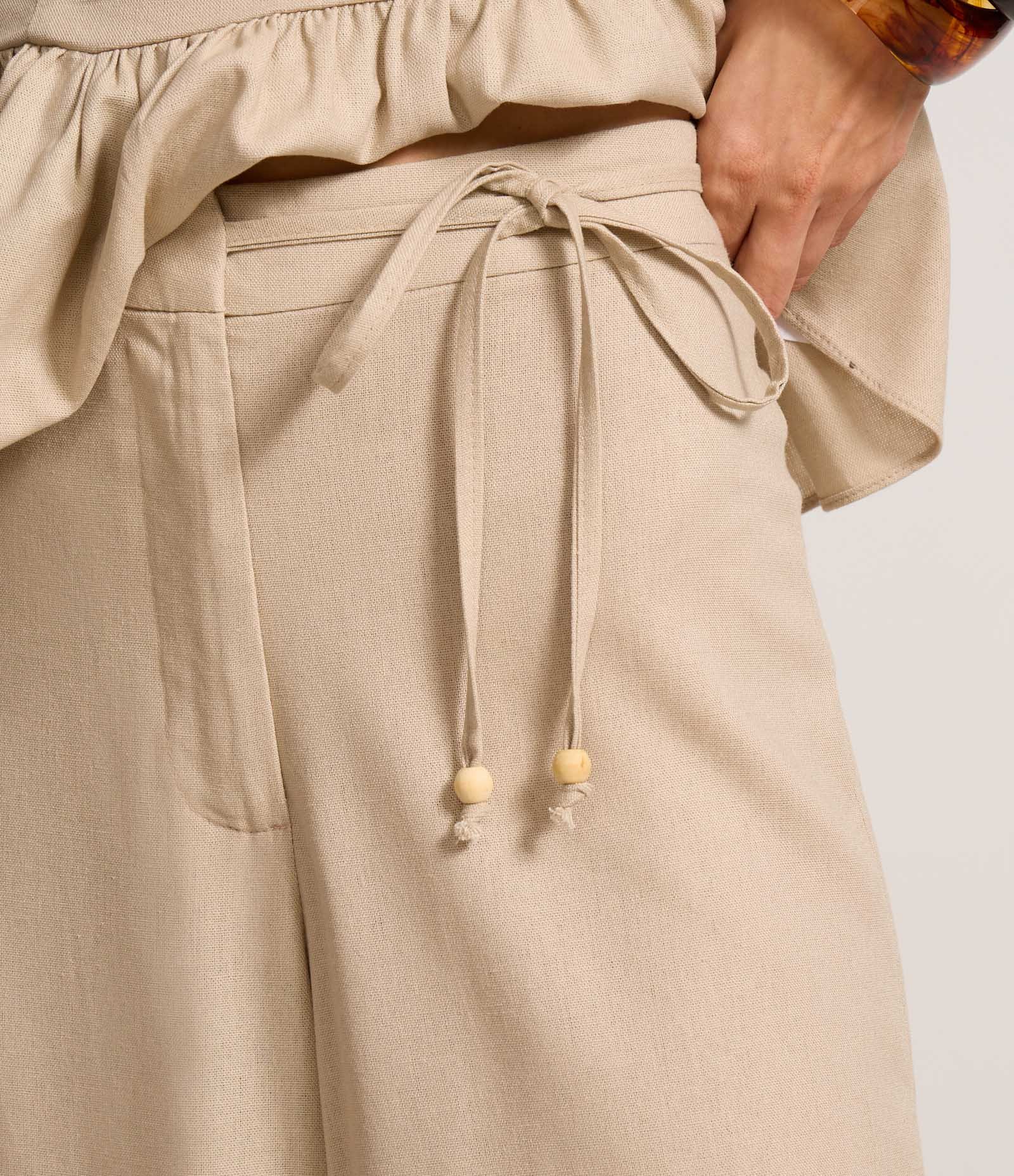 Calça Reta em Viscose com Linho e Amarração Lateral Bege 4