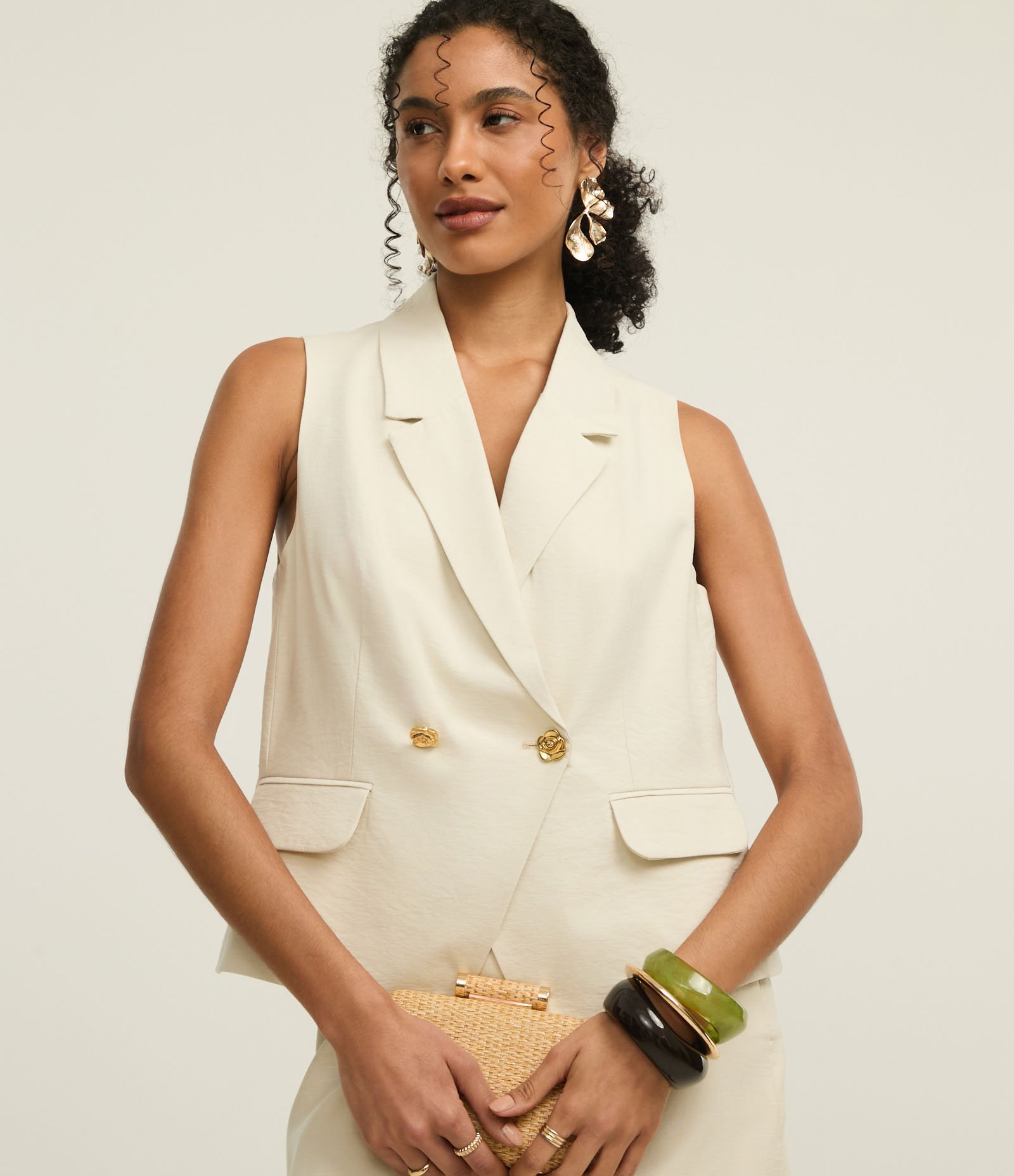 Colete Longo em Viscose com Gola Blazer e Botão Floral Bege 1