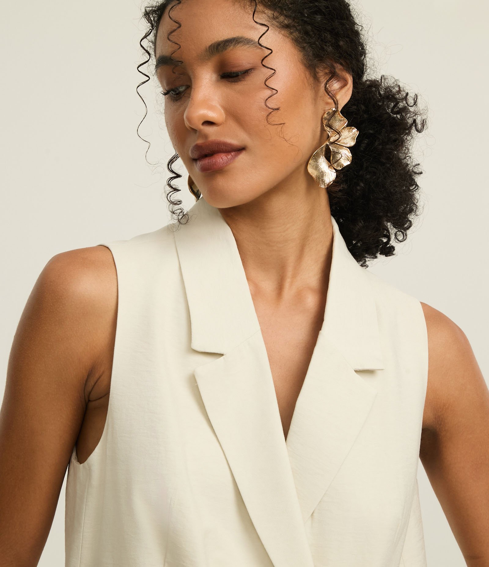 Colete Longo em Viscose com Gola Blazer e Botão Floral Bege 3