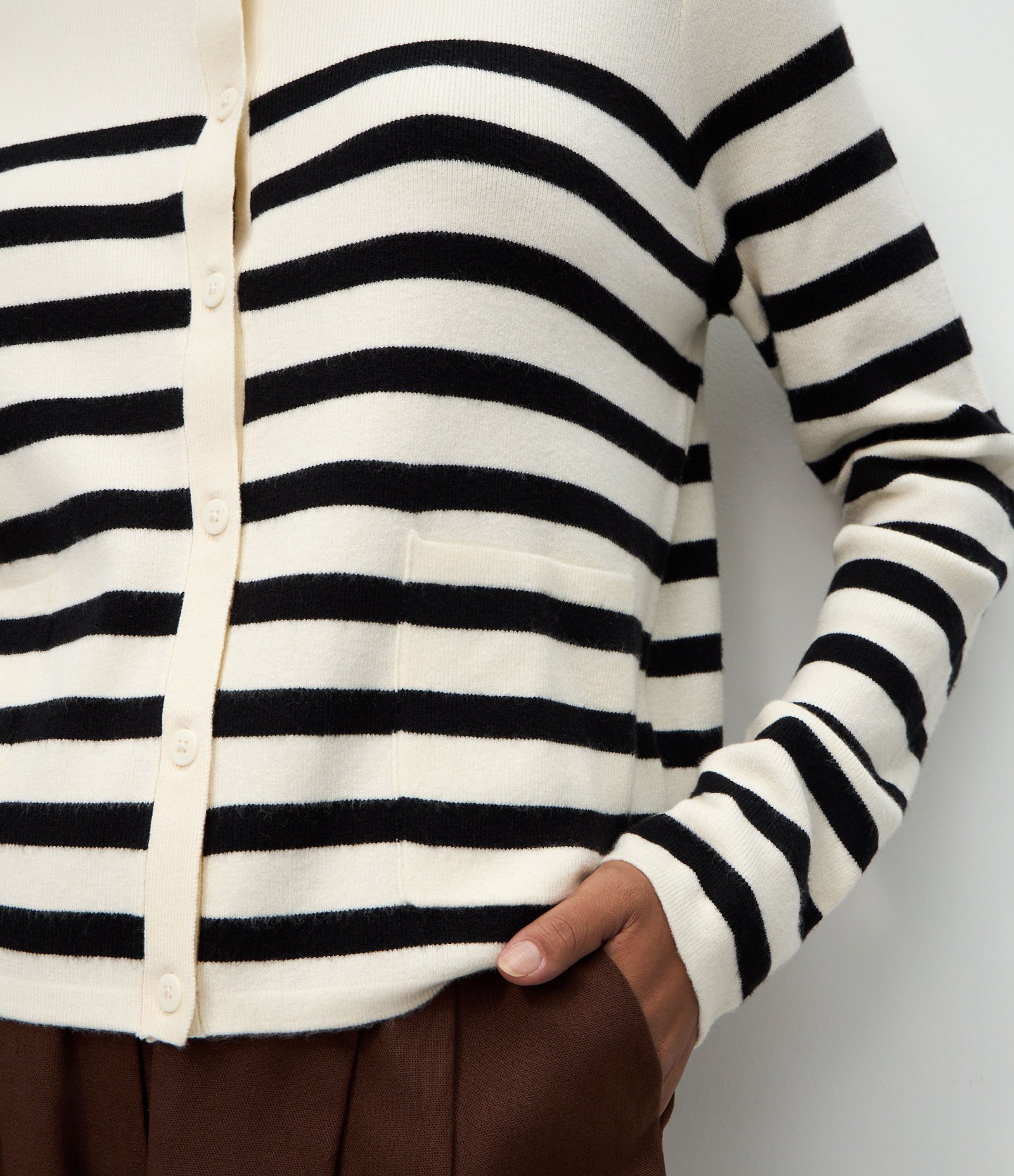 Cardigan Curto em Tricô com Estampa Listrada Branco/Preto 4