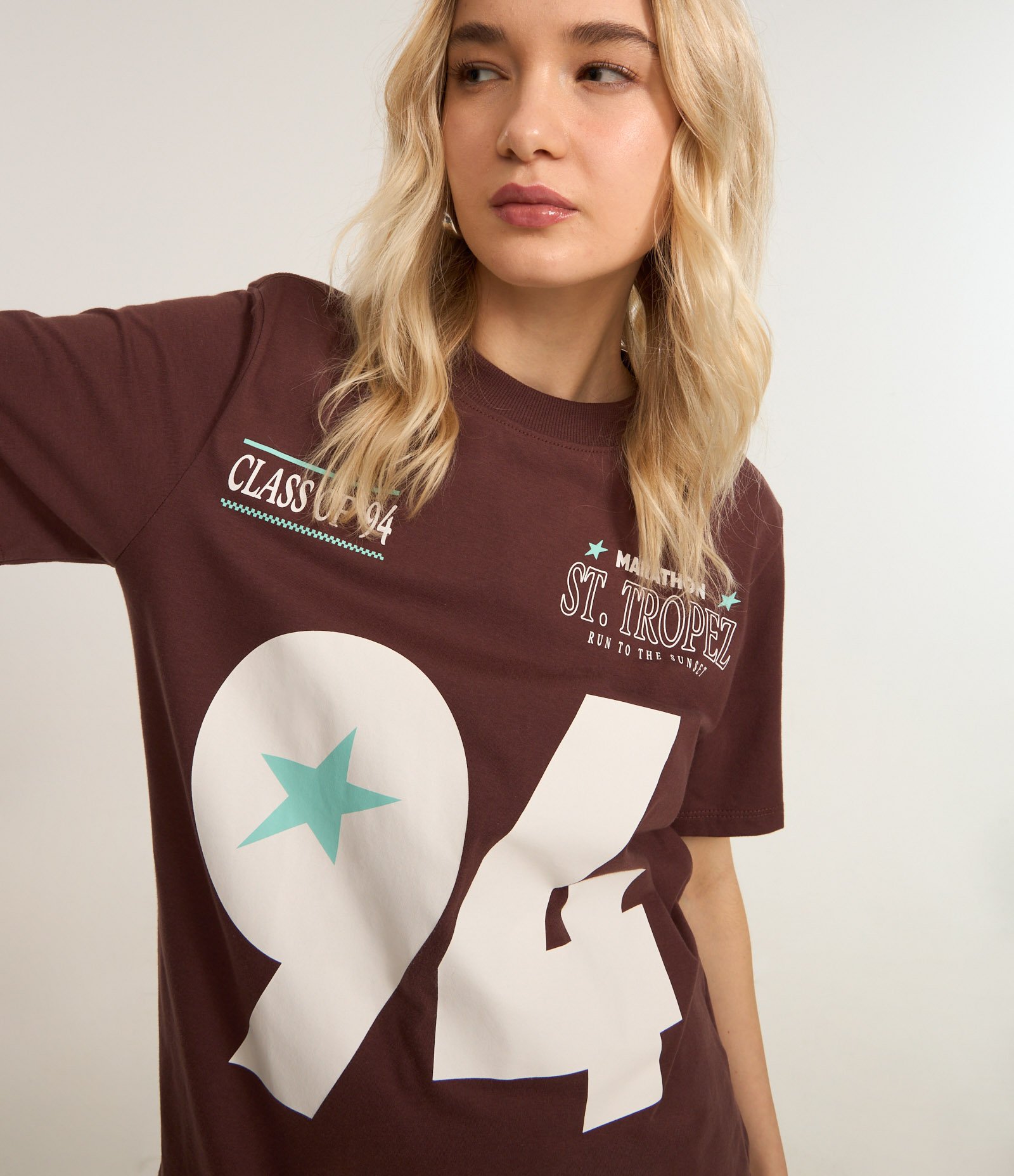 Camiseta Alongada em Algodão com Estampa 94 Marrom 4