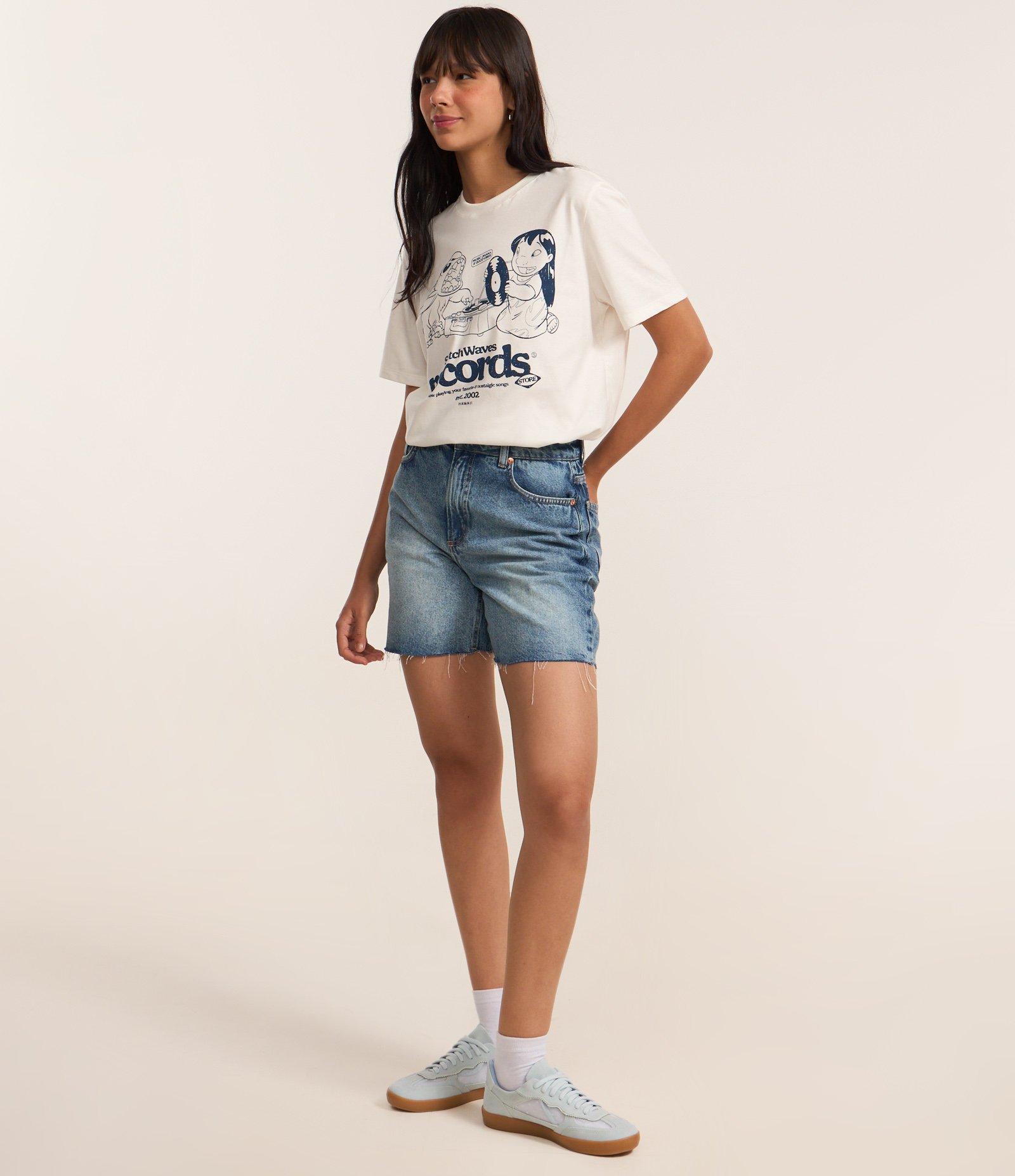 Camiseta T-Shirt em Algodão com Estampa Lilo & Stitich Records Branco Neve 2