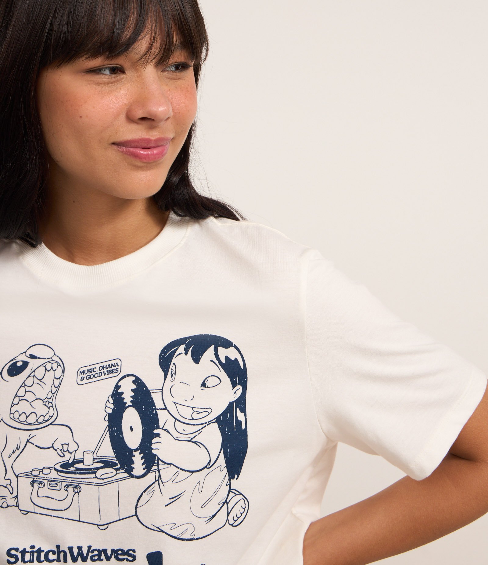 Camiseta T-Shirt em Algodão com Estampa Lilo & Stitich Records Branco Neve 4