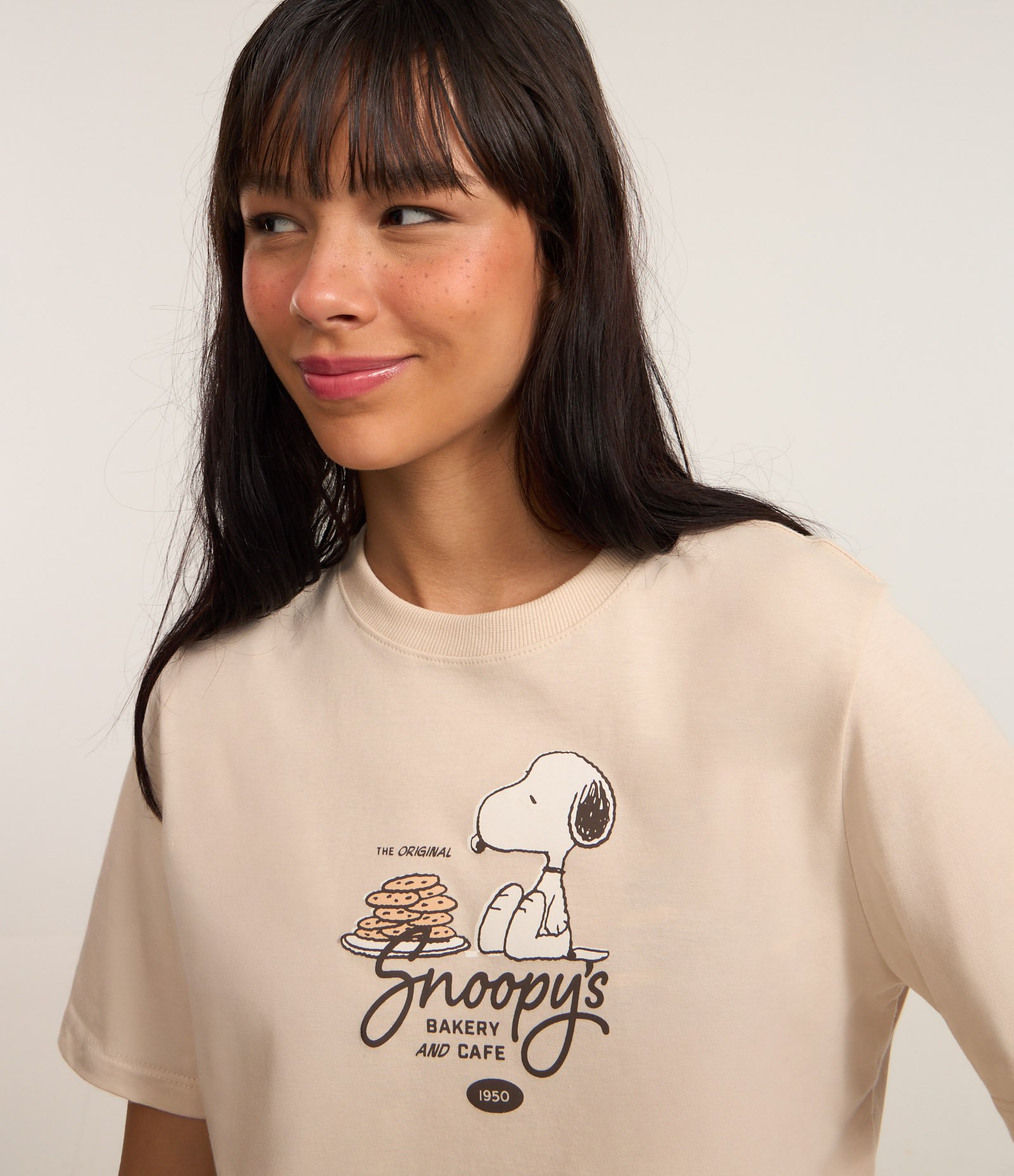Camiseta Alongada em Algodão com Estampa Snoopy Bakery Bege 4