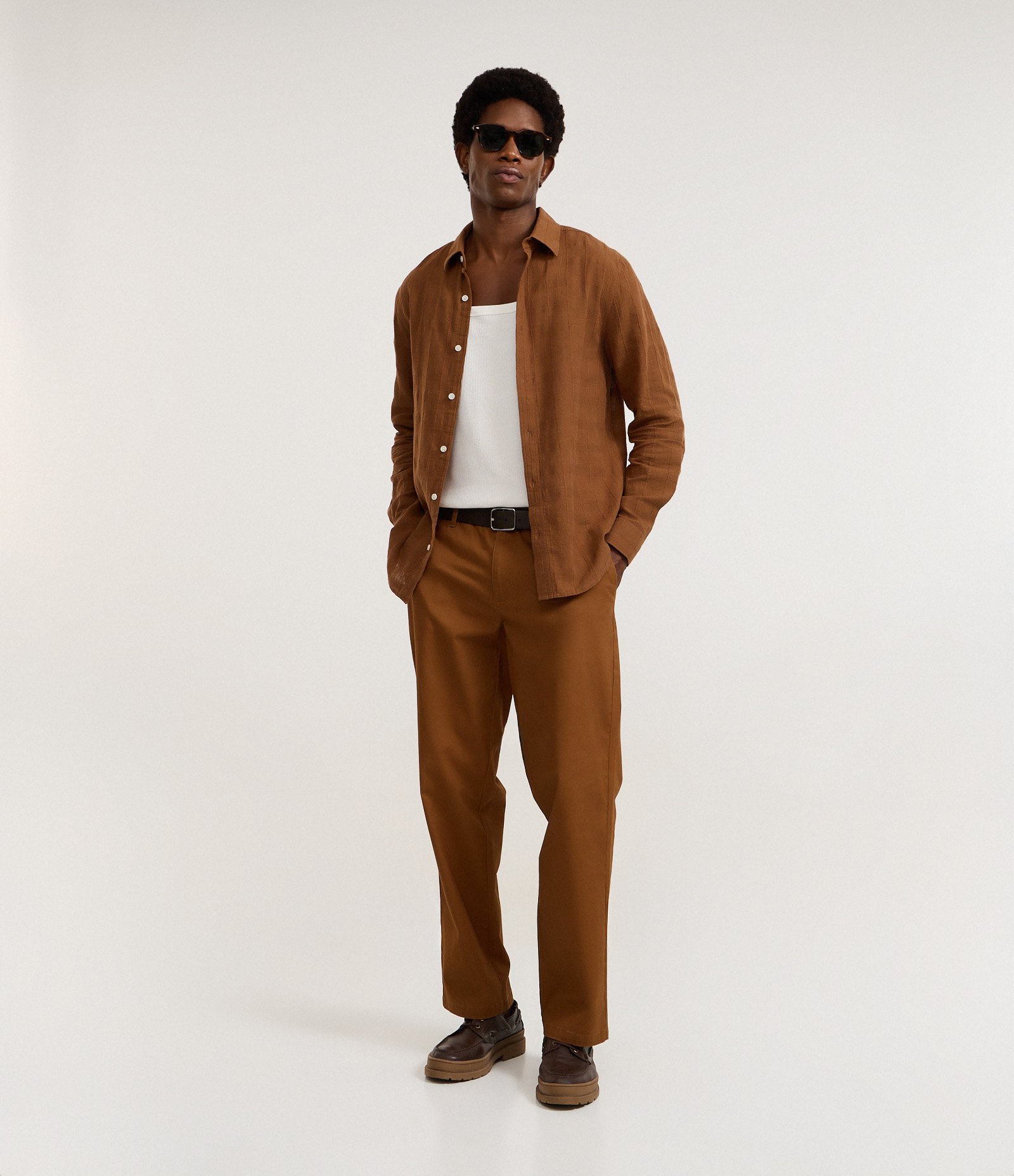 Calça Reta em Sarja Peletizada Marrom 1