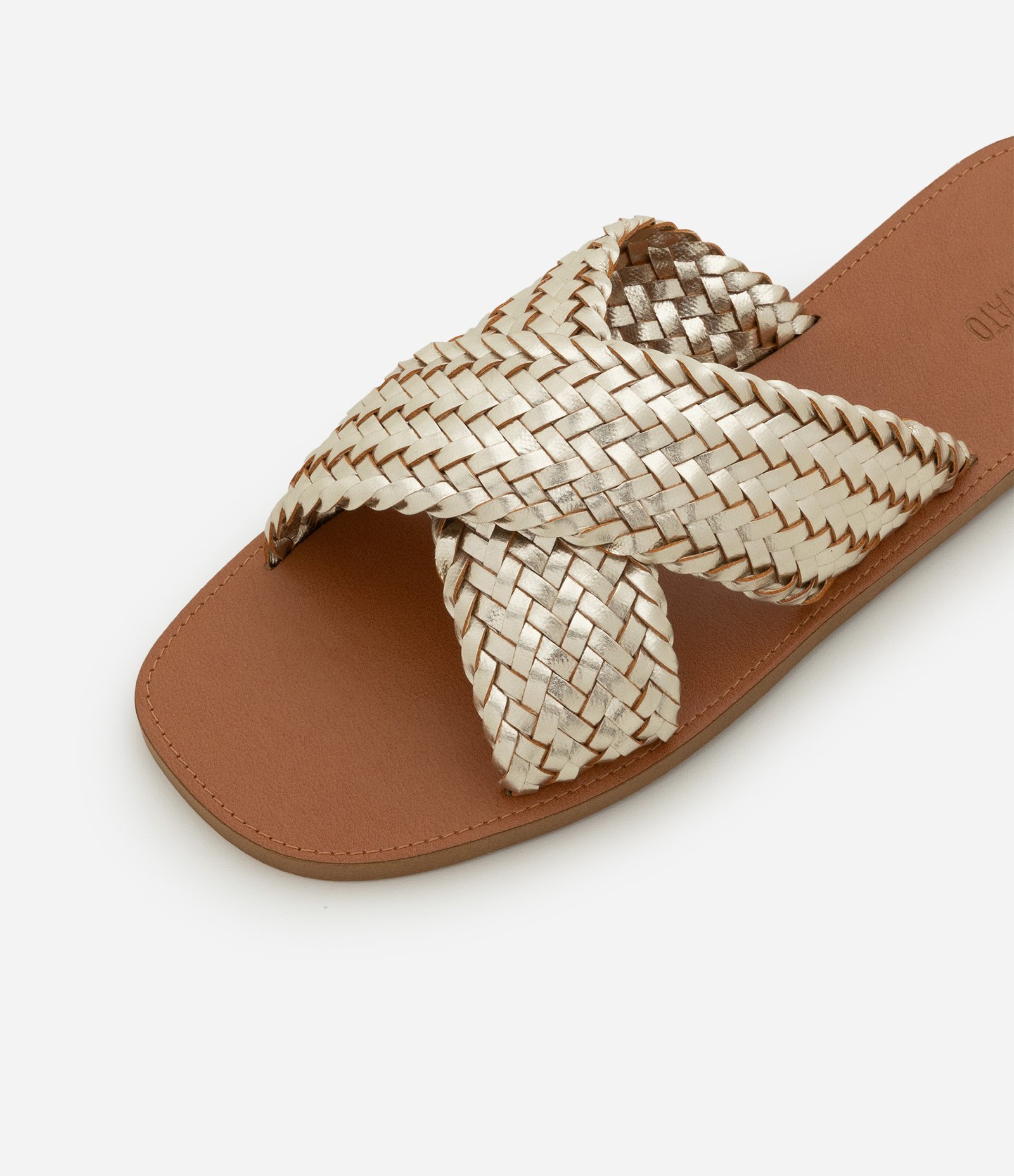 Sandália Rasteira com Tiras Cruzadas Efeito Tressê Dourado/Marrom 3