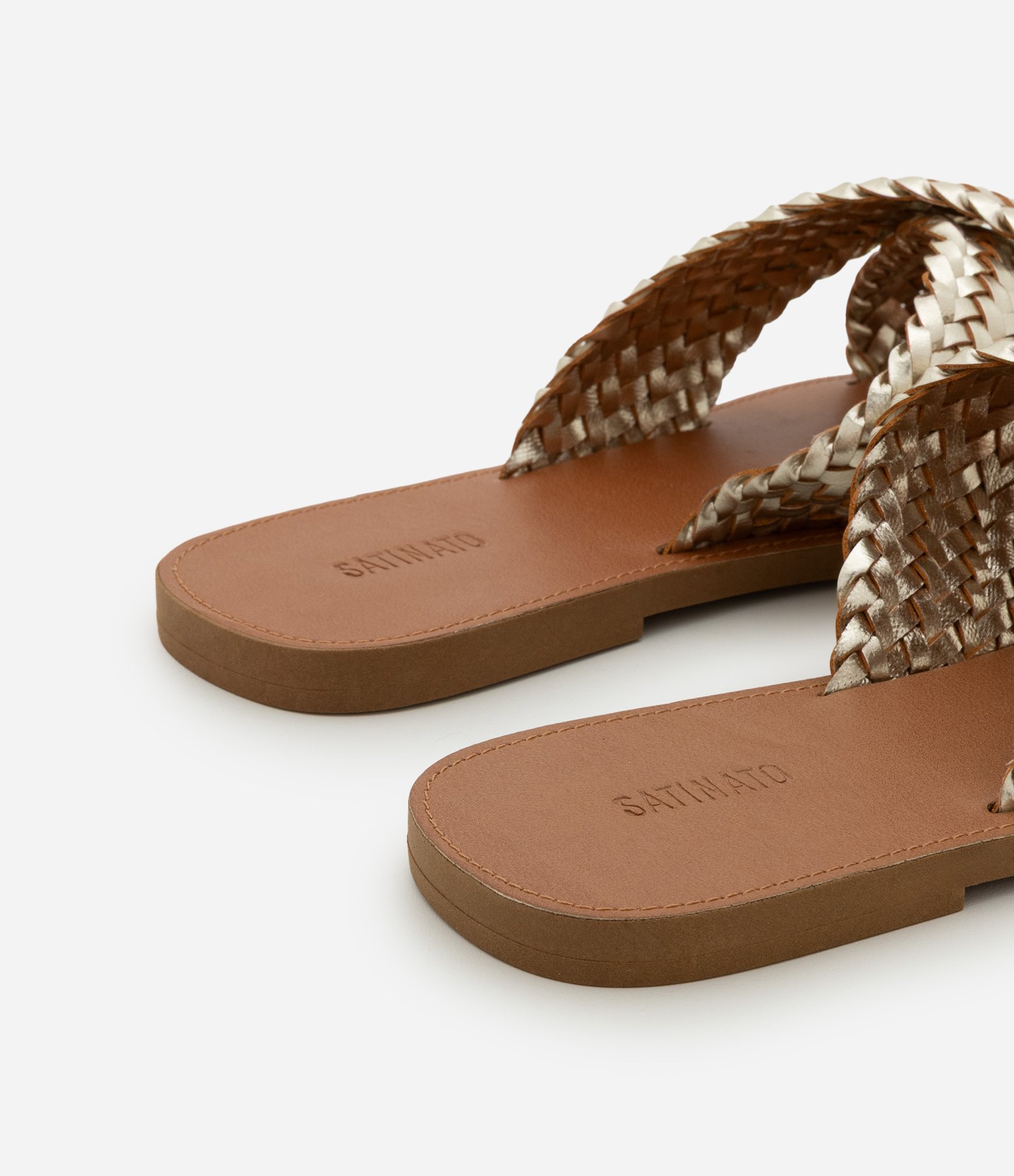 Sandália Rasteira com Tiras Cruzadas Efeito Tressê Dourado/Marrom 4