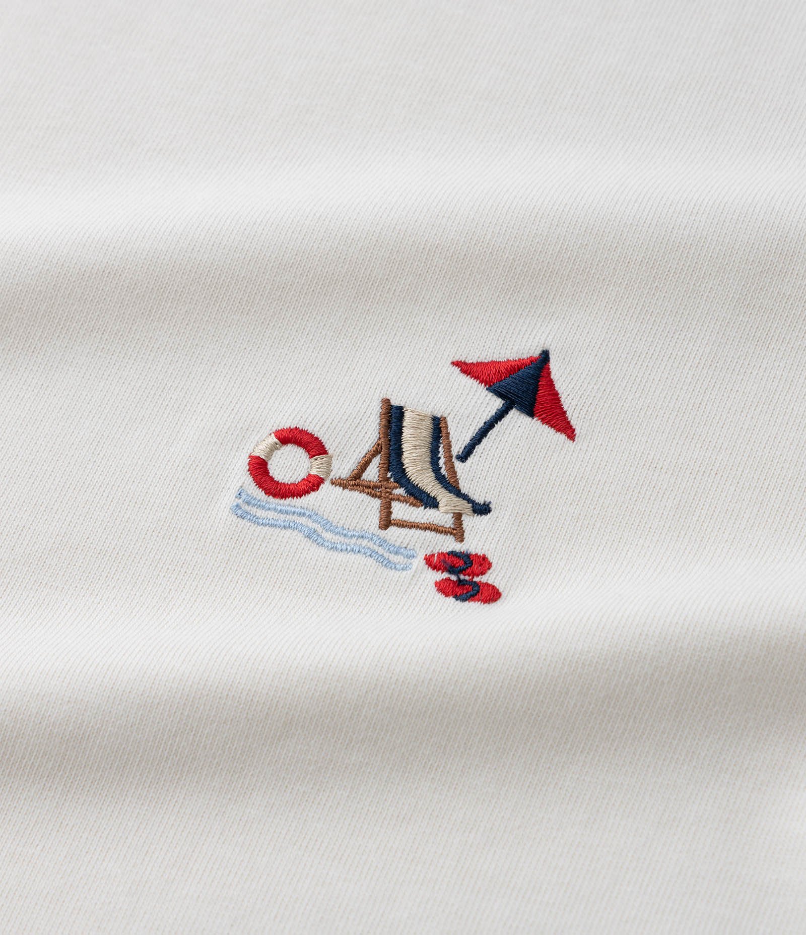 Camiseta Comfort em Algodão com Bordado Cadeira na Praia Branco 4