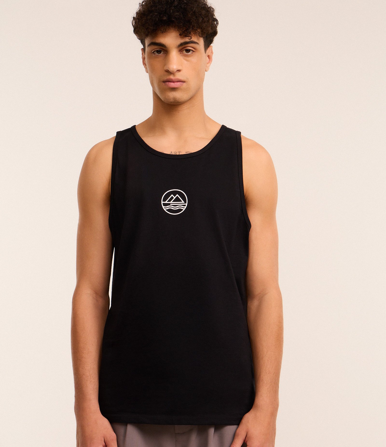 Regata em Algodão com Estampa Geométrica Mar e Montanhas Preto 1