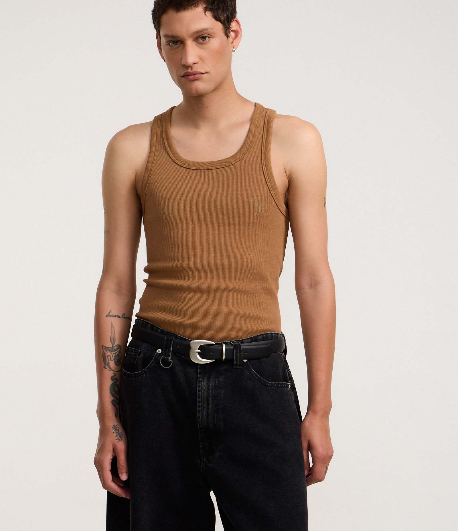 Regata Regular Básica em Ribana de Algodão Marrom 1