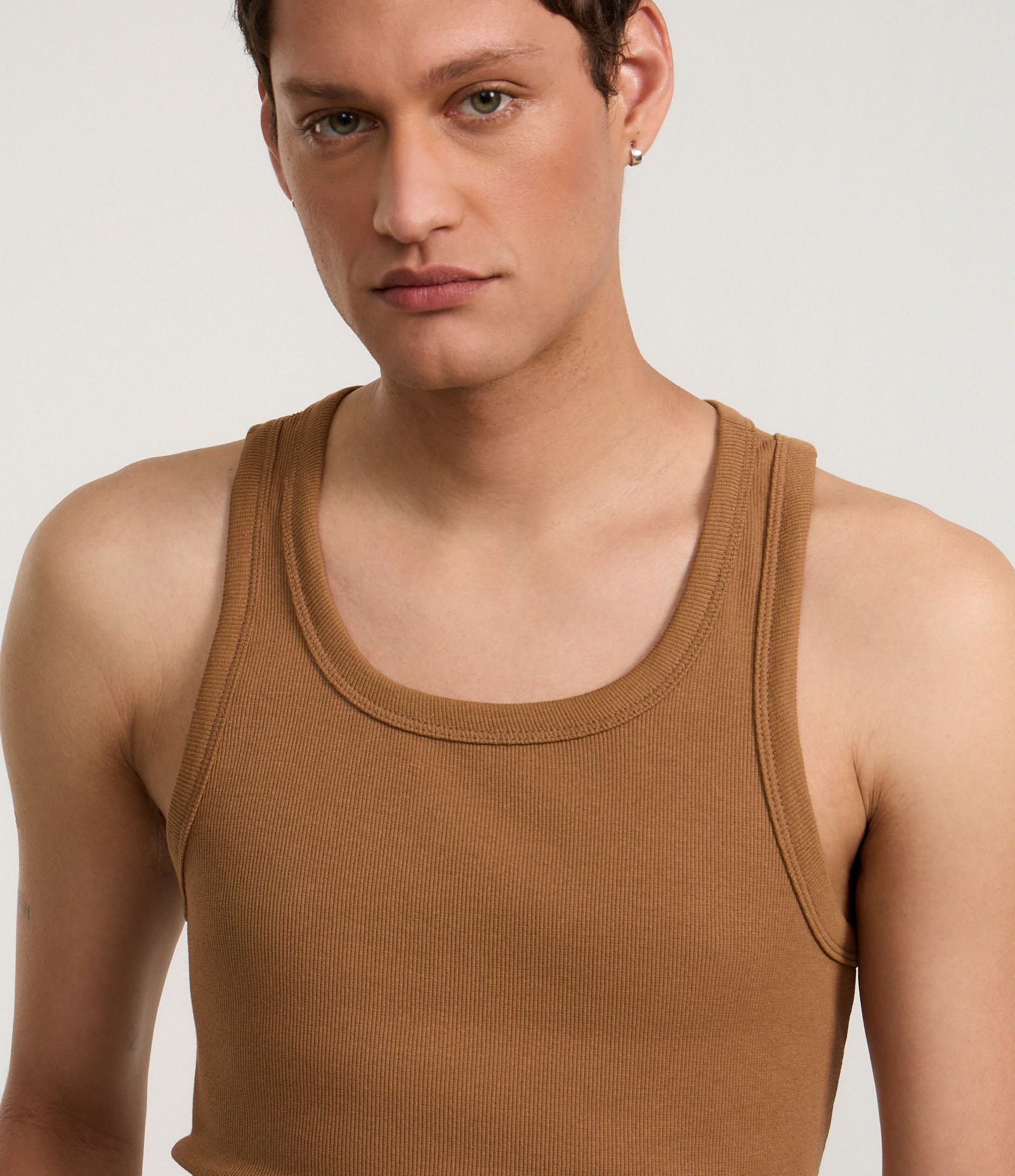 Regata Regular Básica em Ribana de Algodão Marrom 3