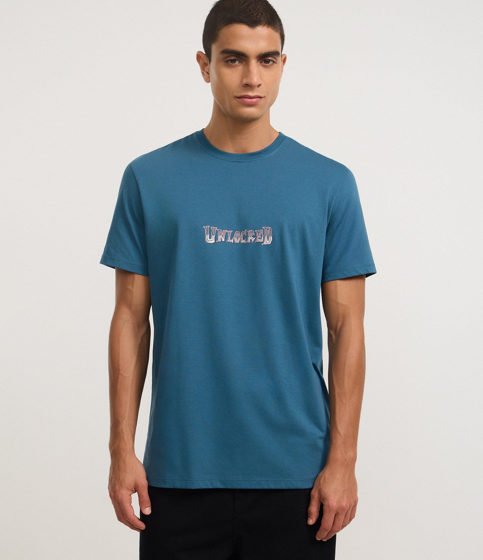 Camiseta Comfort em Algodão Peruano com Estampa Lettering Unlocked Azul 1