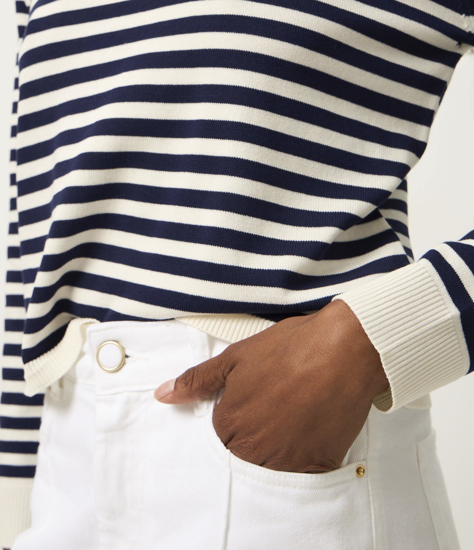 Blusa Listrada em Tricô com Gola Redonda Preto/Branco 4