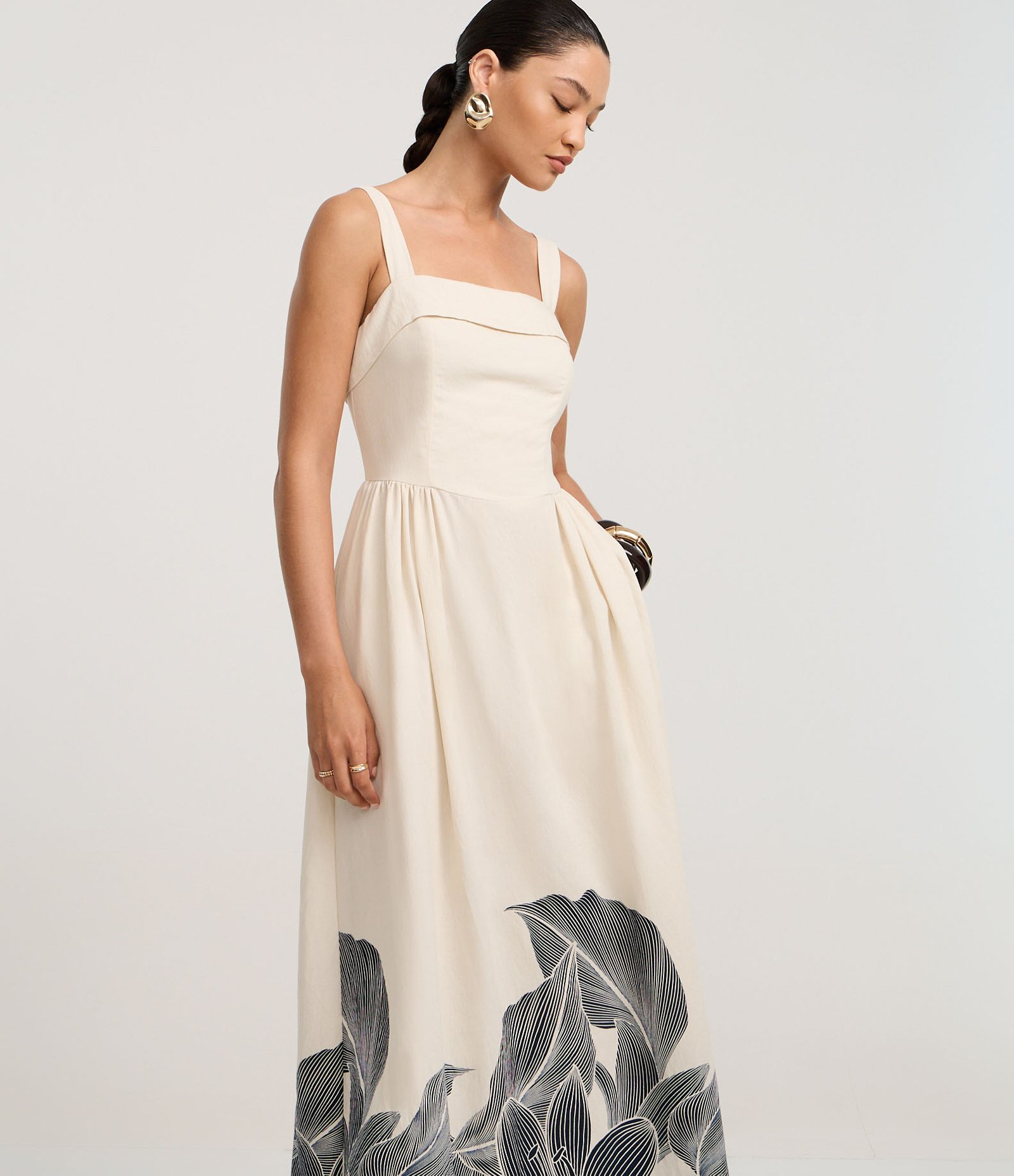 Vestido Evasê Midi em Viscolinho com Estampa Floral e Folhagem Bege 1