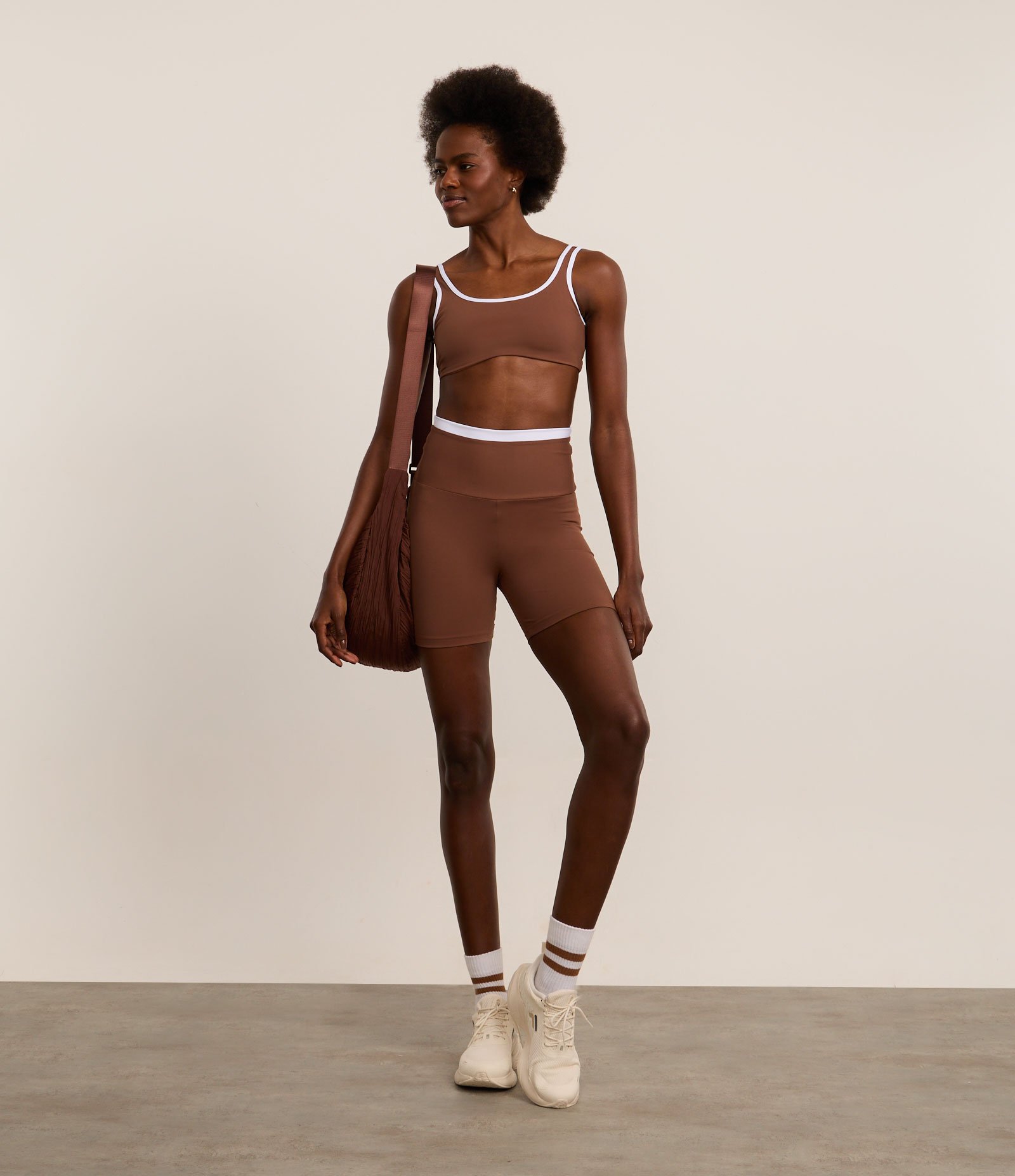 Bermuda Esportiva em Microfibra Canelada com Cós Contrastante Marrom 1