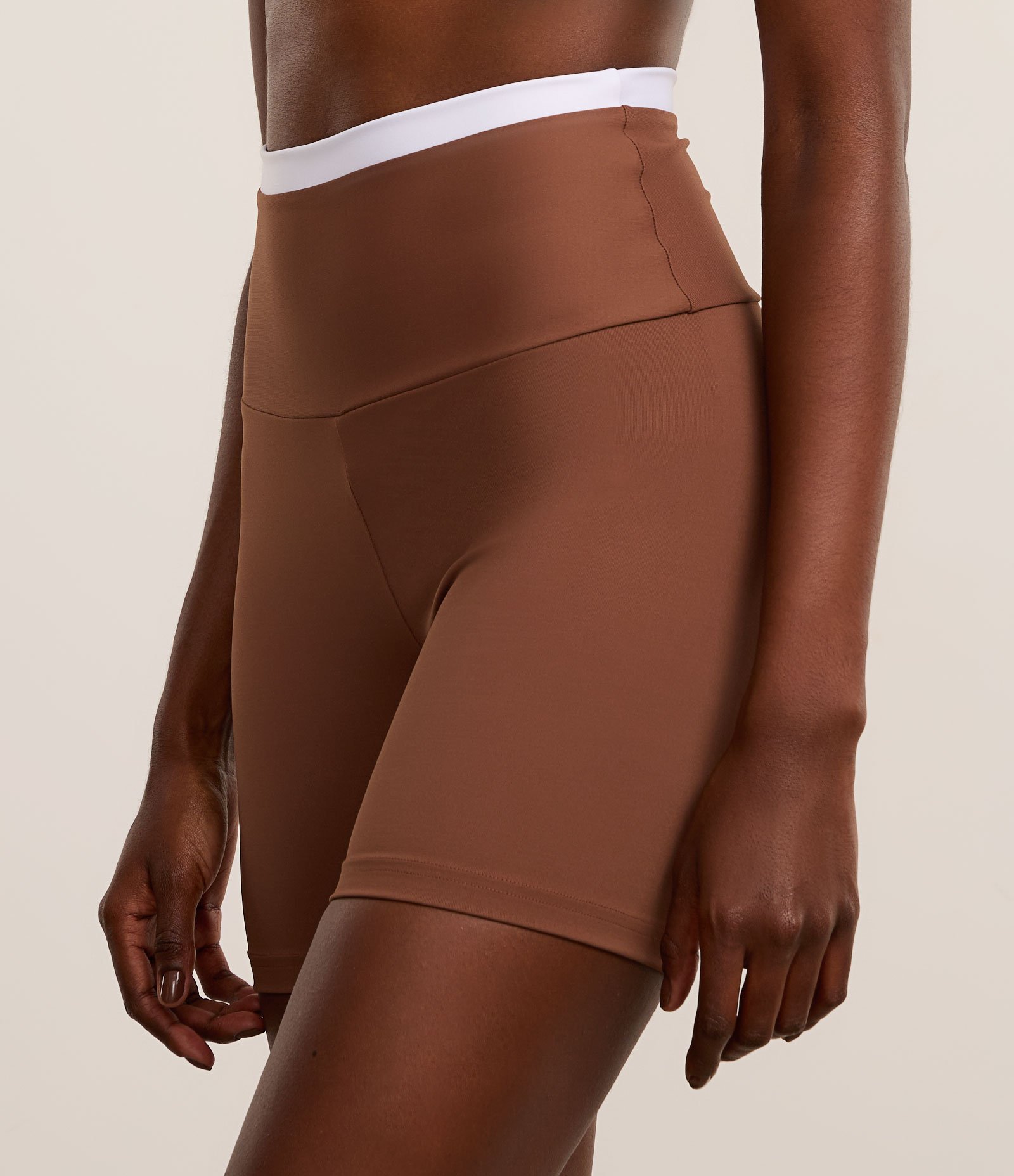 Bermuda Esportiva em Microfibra Canelada com Cós Contrastante Marrom 2