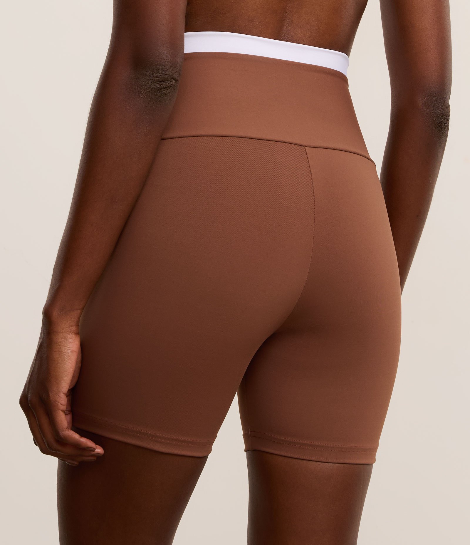 Bermuda Esportiva em Microfibra Canelada com Cós Contrastante Marrom 4