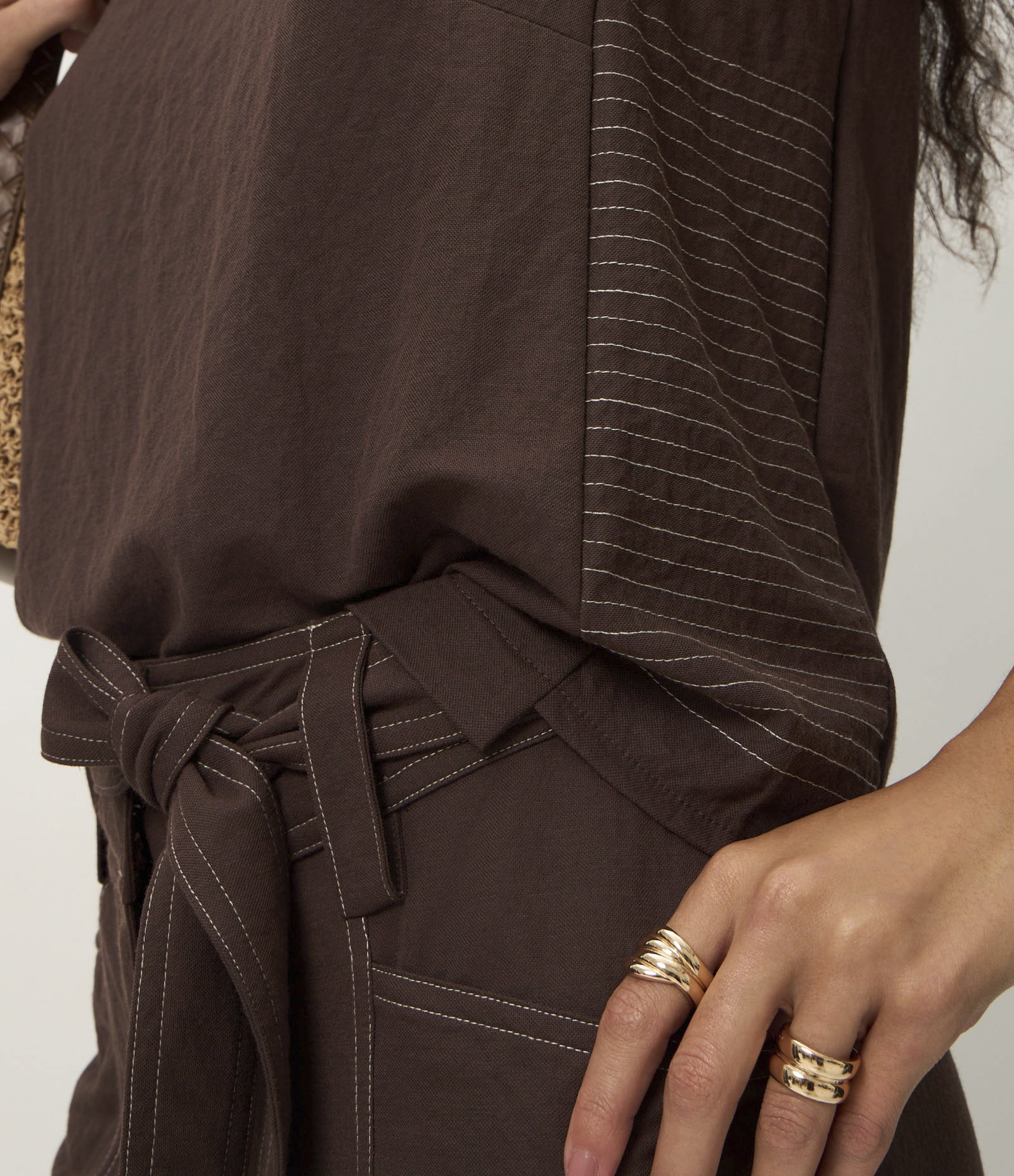 Blusa sem Manga com Detalhe Listrado na Lateral Marrom 4