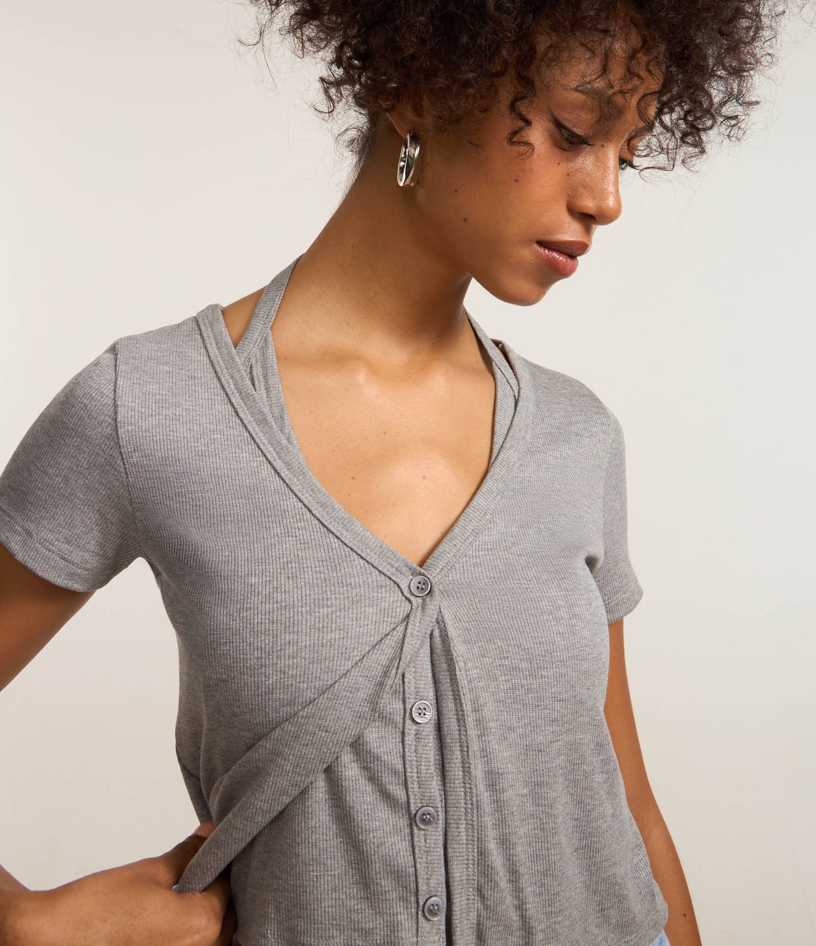 Blusa em Ribana com Sobreposição e Abotoamento Frontal Cinza 1