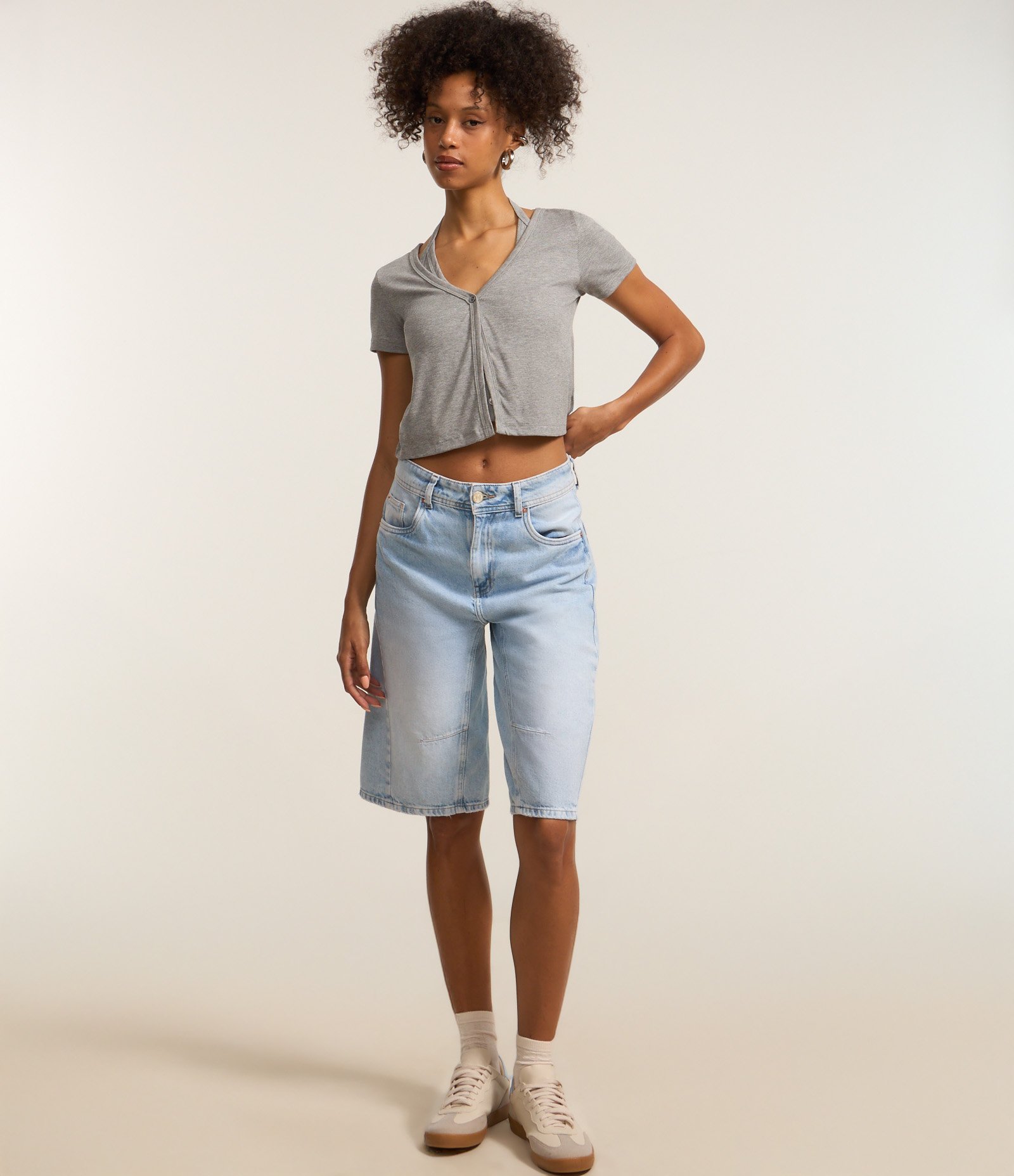 Blusa em Ribana com Sobreposição e Abotoamento Frontal Cinza 3