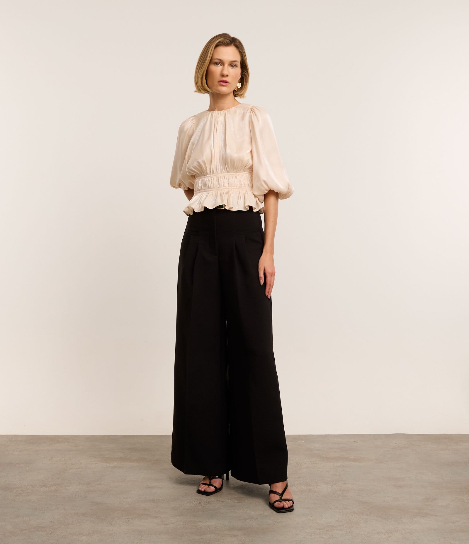 Blusa Bata em Cetim com Manga Bufante e Elástico Duplo na Cintura Bege 2