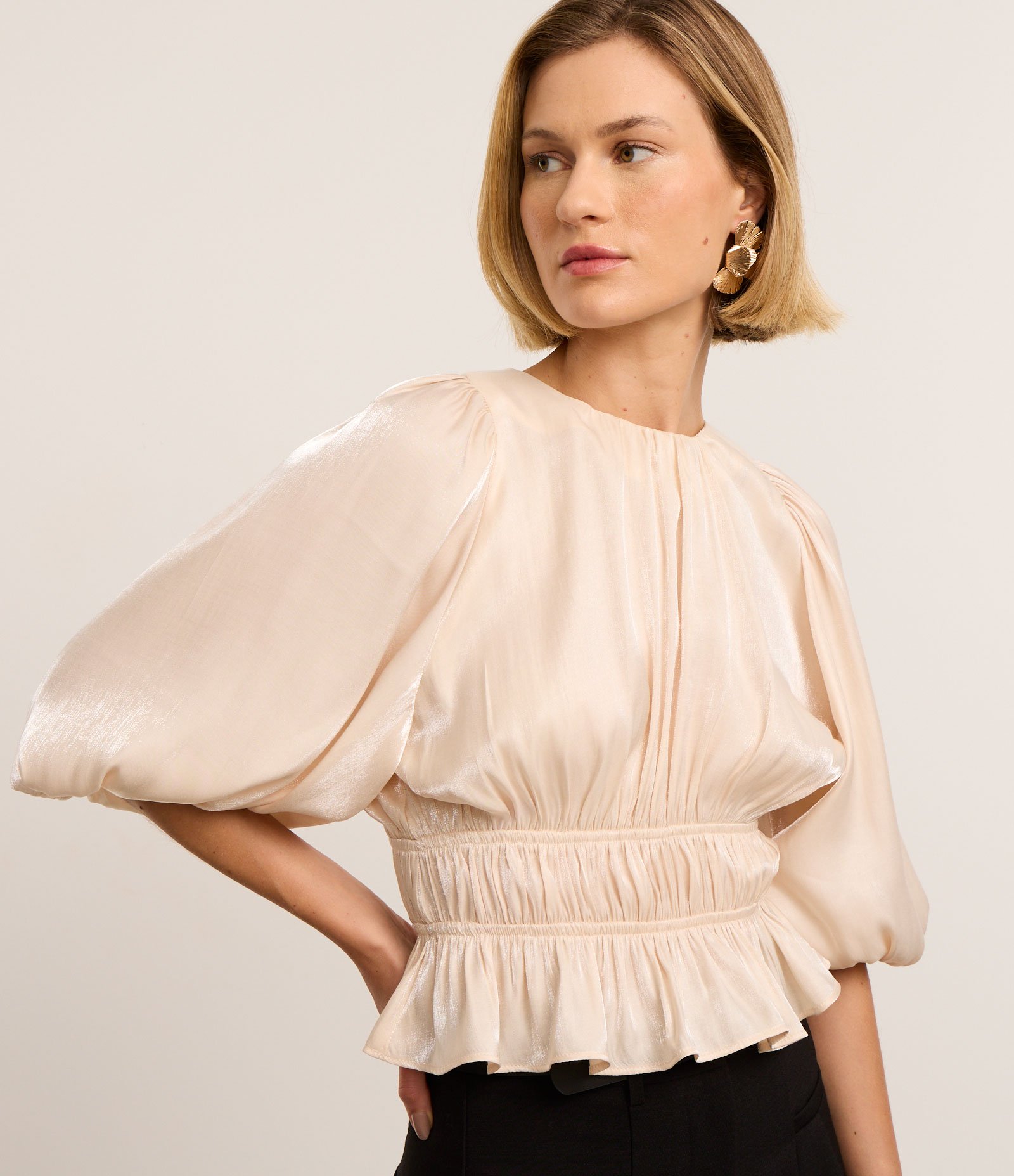 Blusa Bata em Cetim com Manga Bufante e Elástico Duplo na Cintura Bege 3