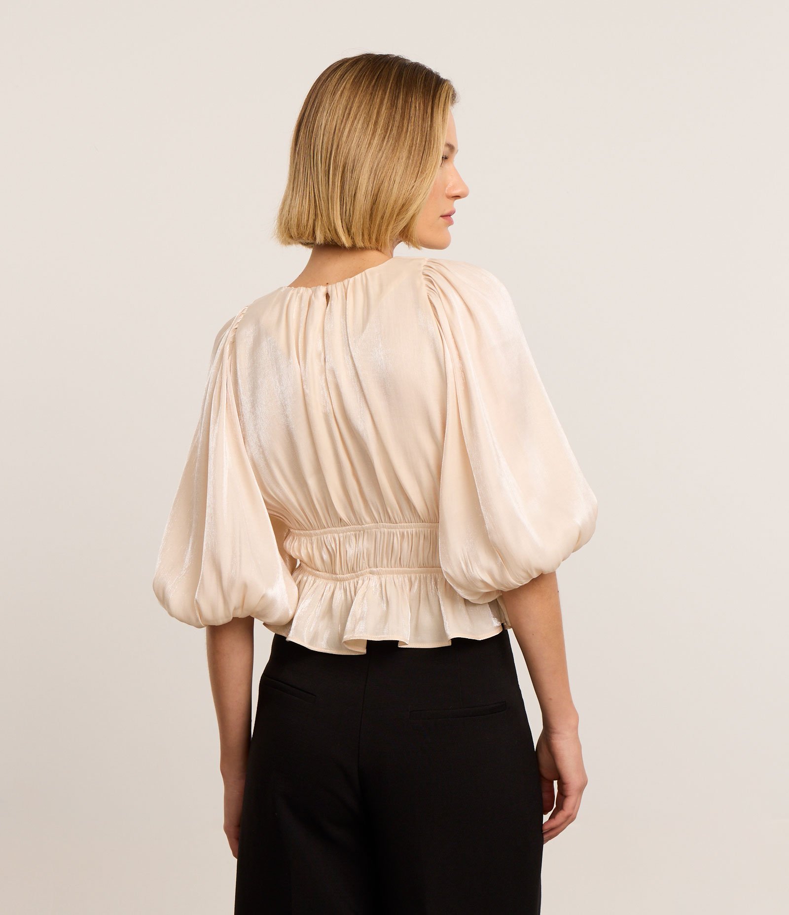 Blusa Bata em Cetim com Manga Bufante e Elástico Duplo na Cintura Bege 4