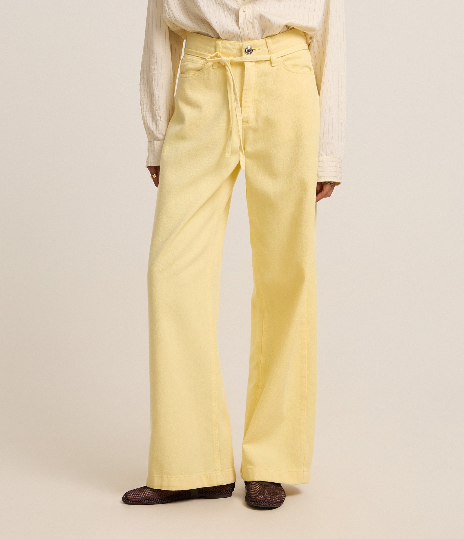 Calça Wide Leg em Sarja com Cintura Média Amarelo 1