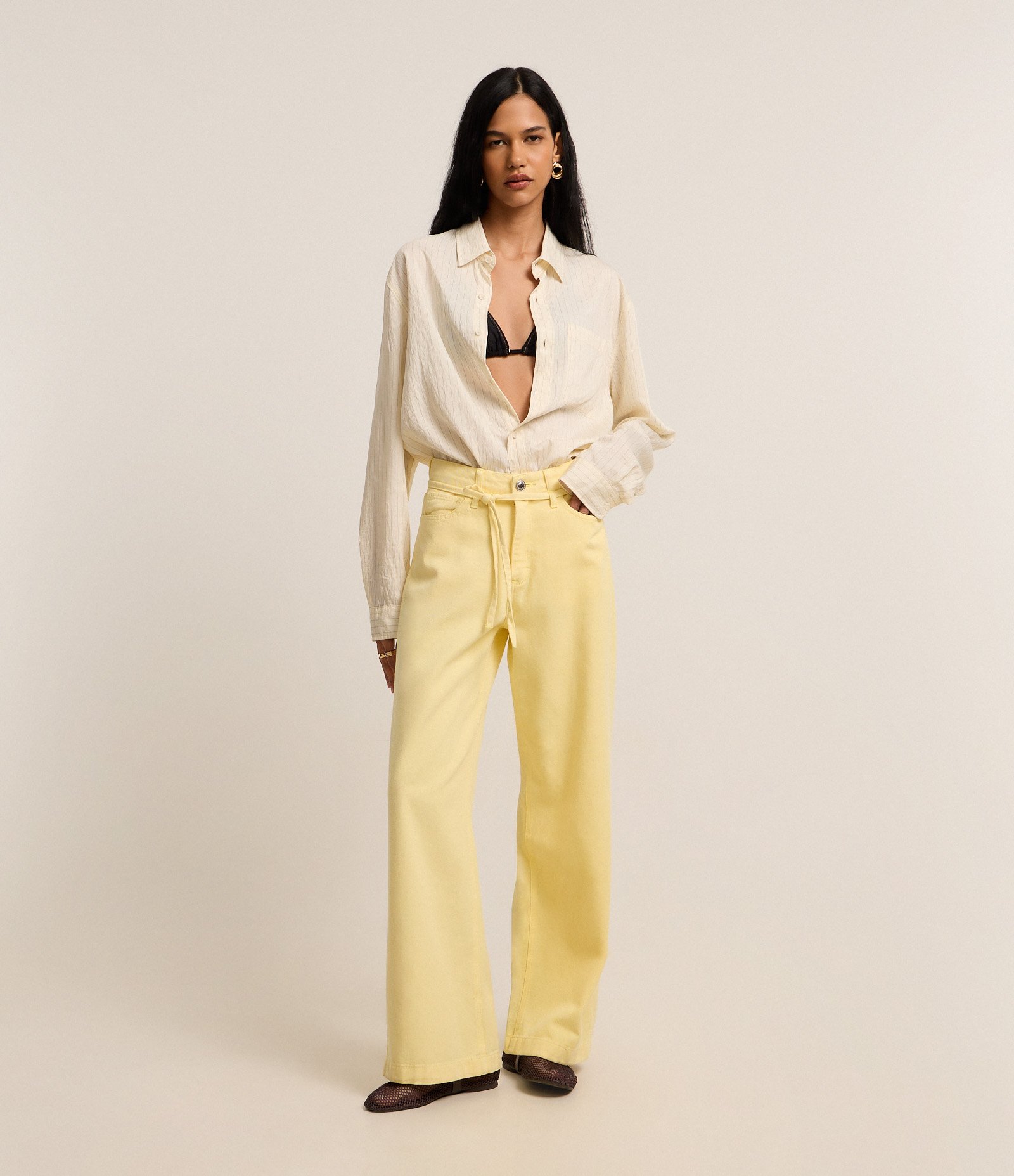 Calça Wide Leg em Sarja com Cintura Média Amarelo 2