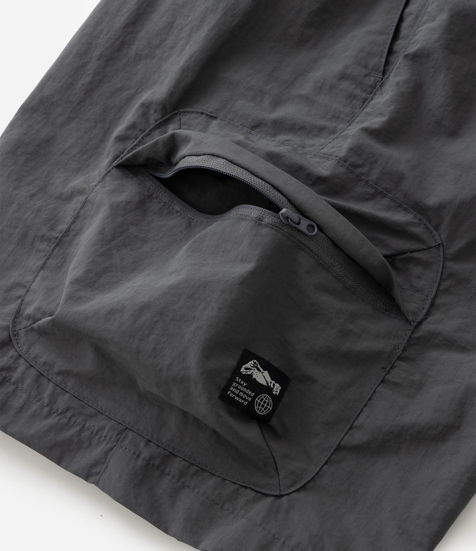 Bermuda Cargo Lisa em Tecido Tecnológico Cinza 9