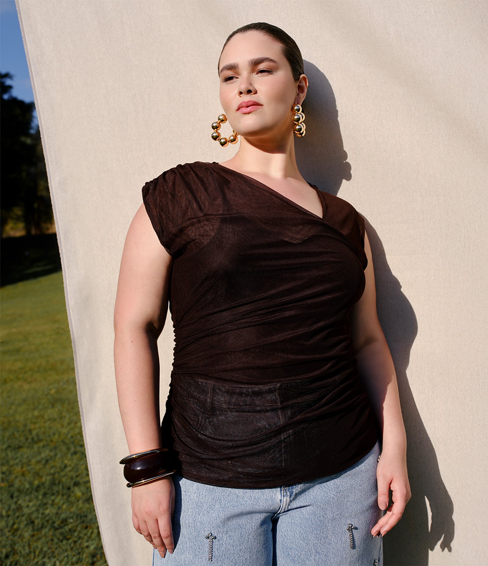 Blusa em Tule com Decote Assimétrico Curve & Plus Size Marrom 5