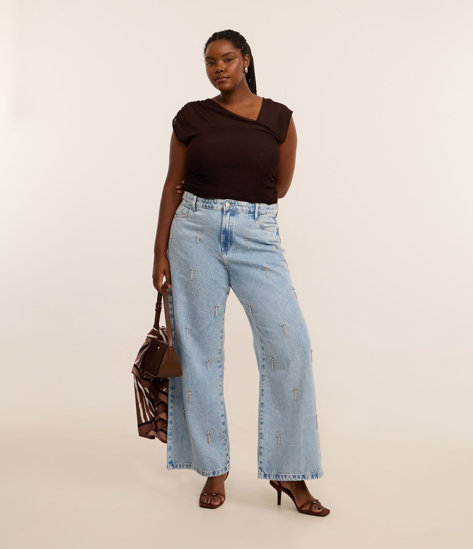 Blusa em Tule com Decote Assimétrico Curve & Plus Size Marrom 2