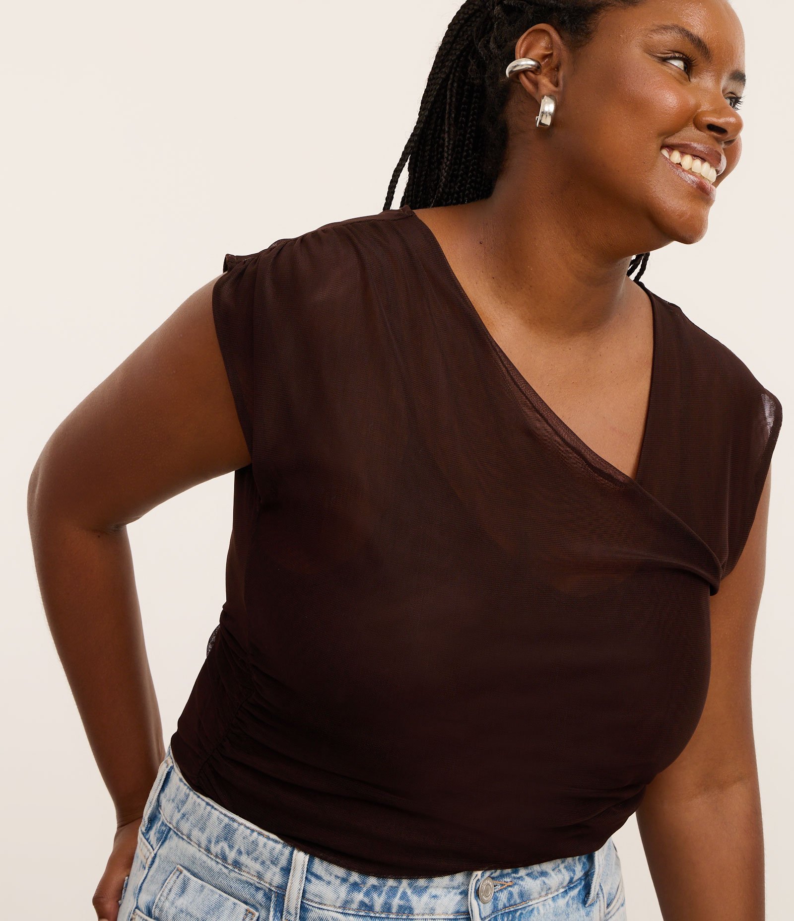Blusa em Tule com Decote Assimétrico Curve & Plus Size Marrom 3