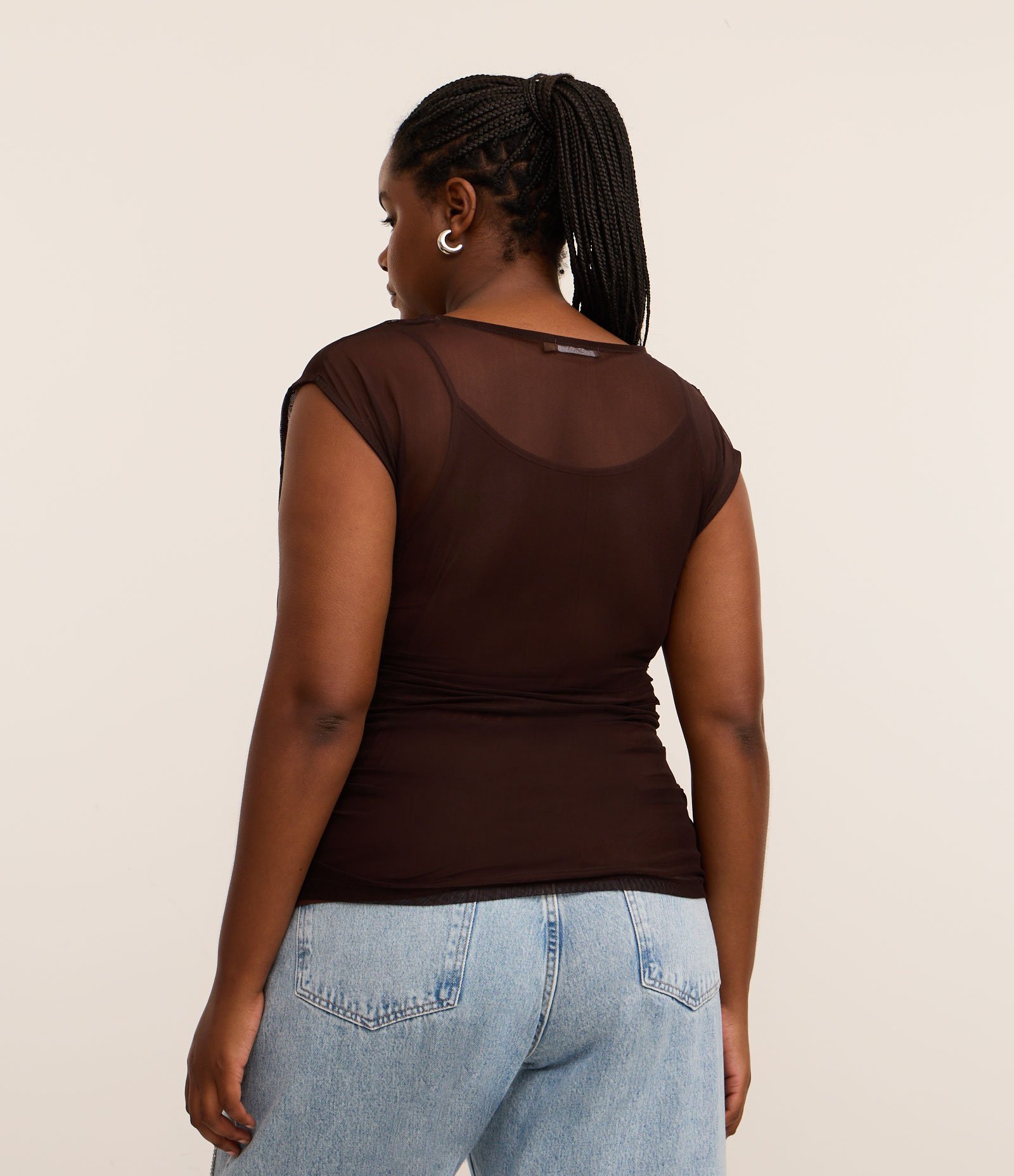 Blusa em Tule com Decote Assimétrico Curve & Plus Size Marrom 4