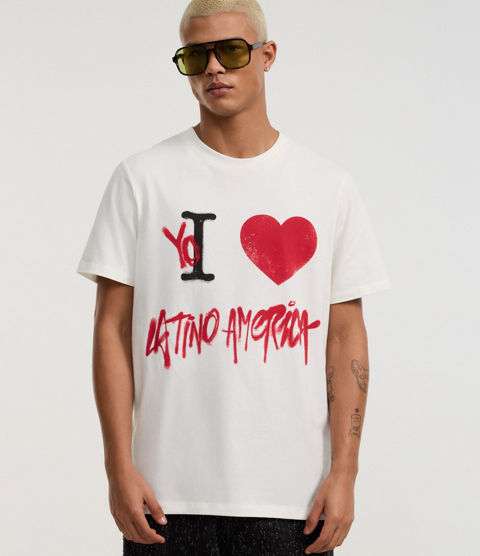 Camiseta Regular em Algodão com Estampa de Coração e Escrita Estilo Grafite Branco 1