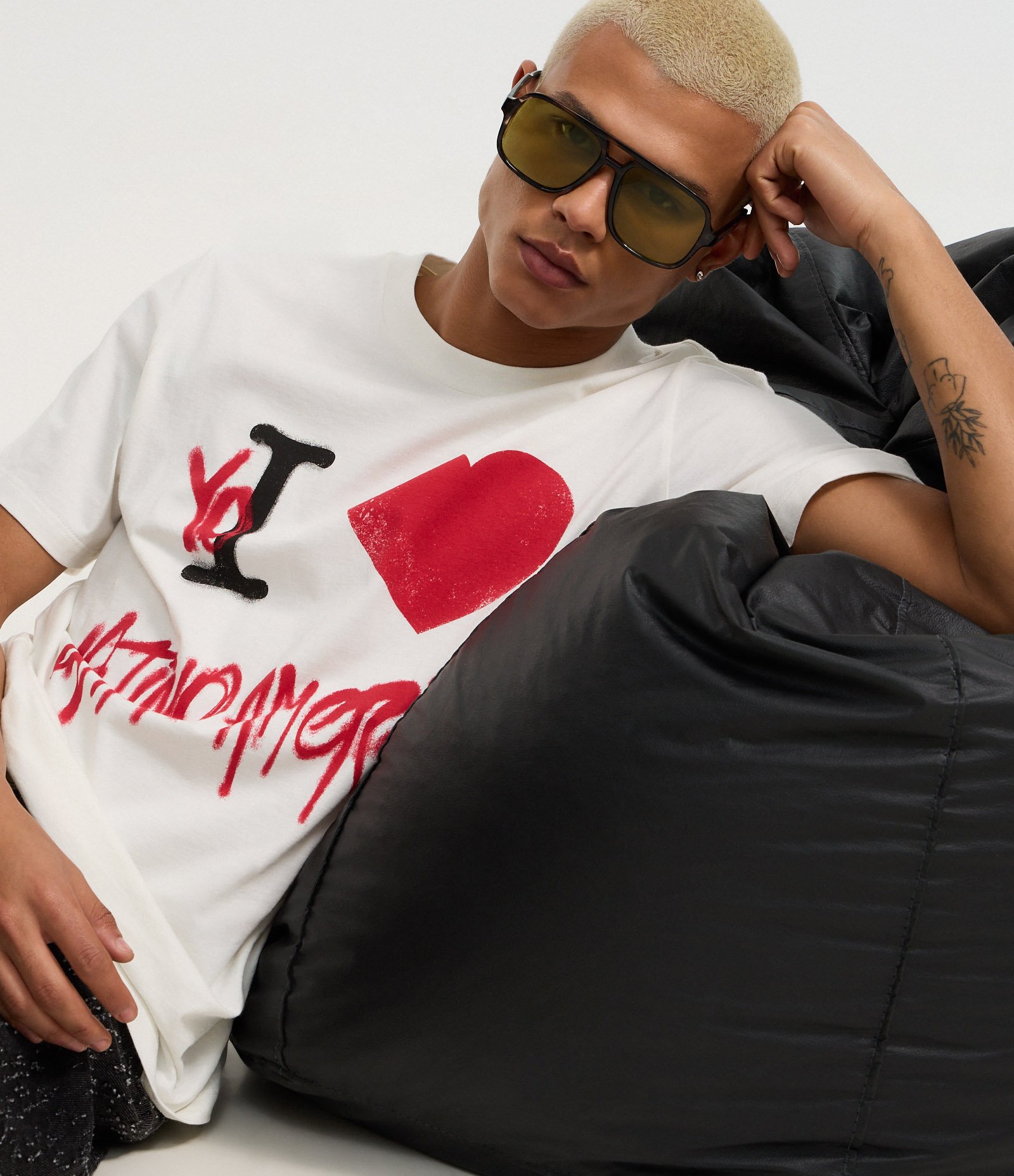 Camiseta Regular em Algodão com Estampa de Coração e Escrita Estilo Grafite Branco 3