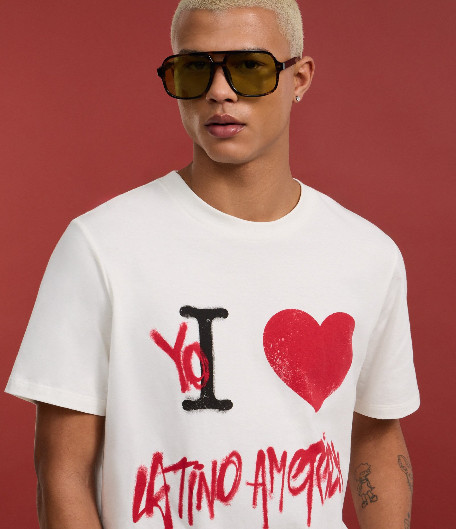 Camiseta Regular em Algodão com Estampa de Coração e Escrita Estilo Grafite Branco 4