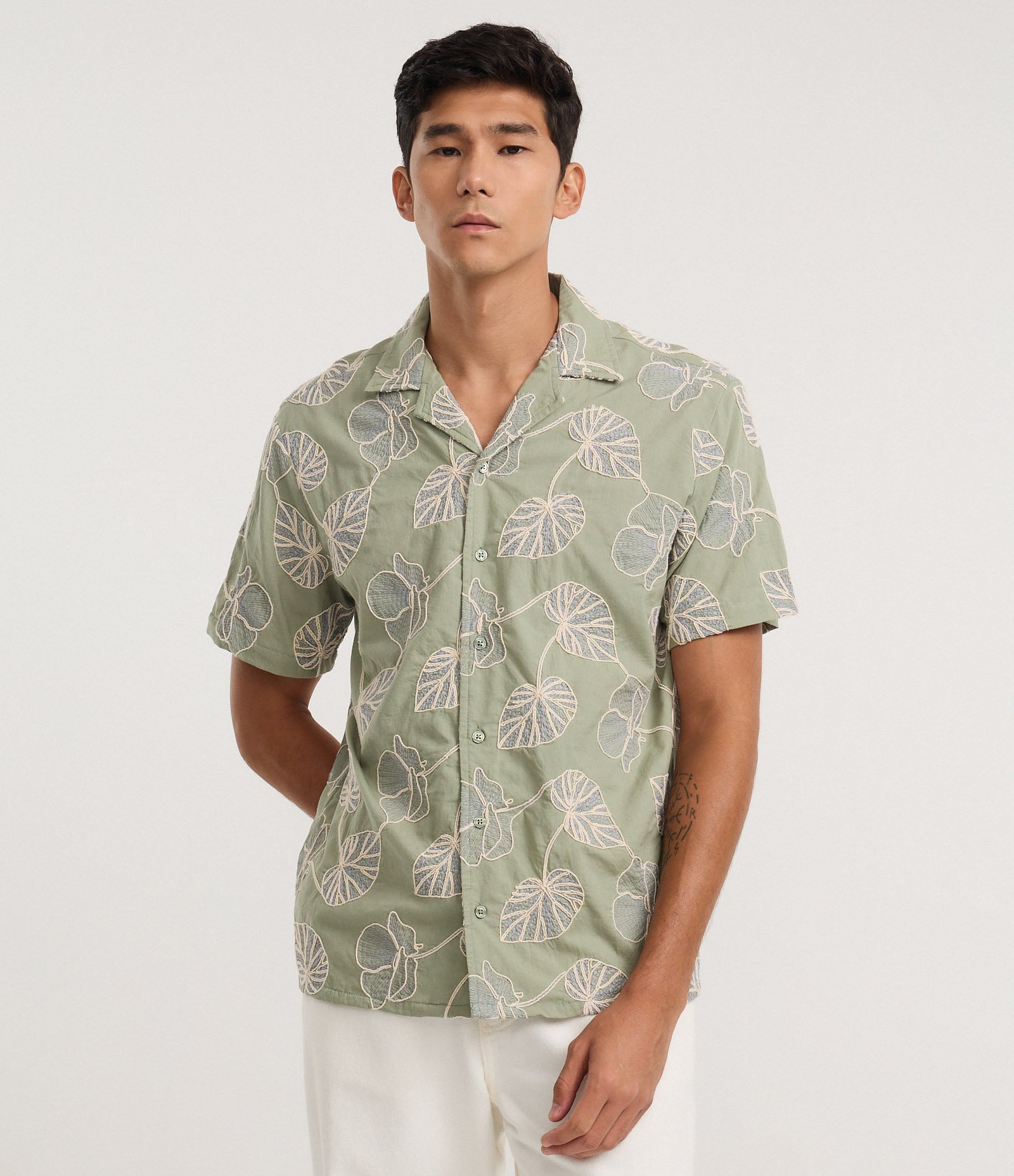 Camisa Comfort em Algodão com Bordado em Folhas Verde 1