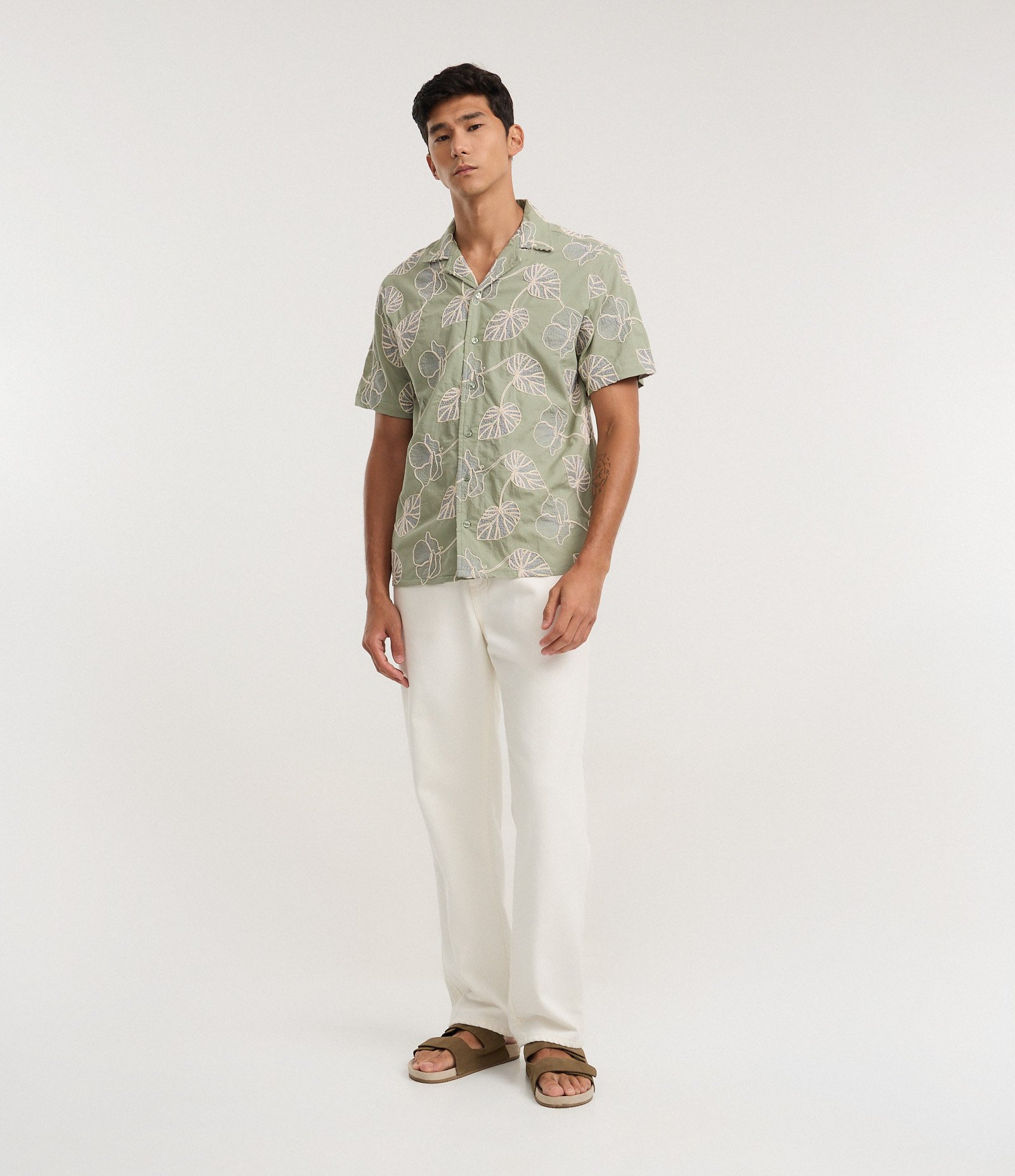 Camisa Comfort em Algodão com Bordado em Folhas Verde 2