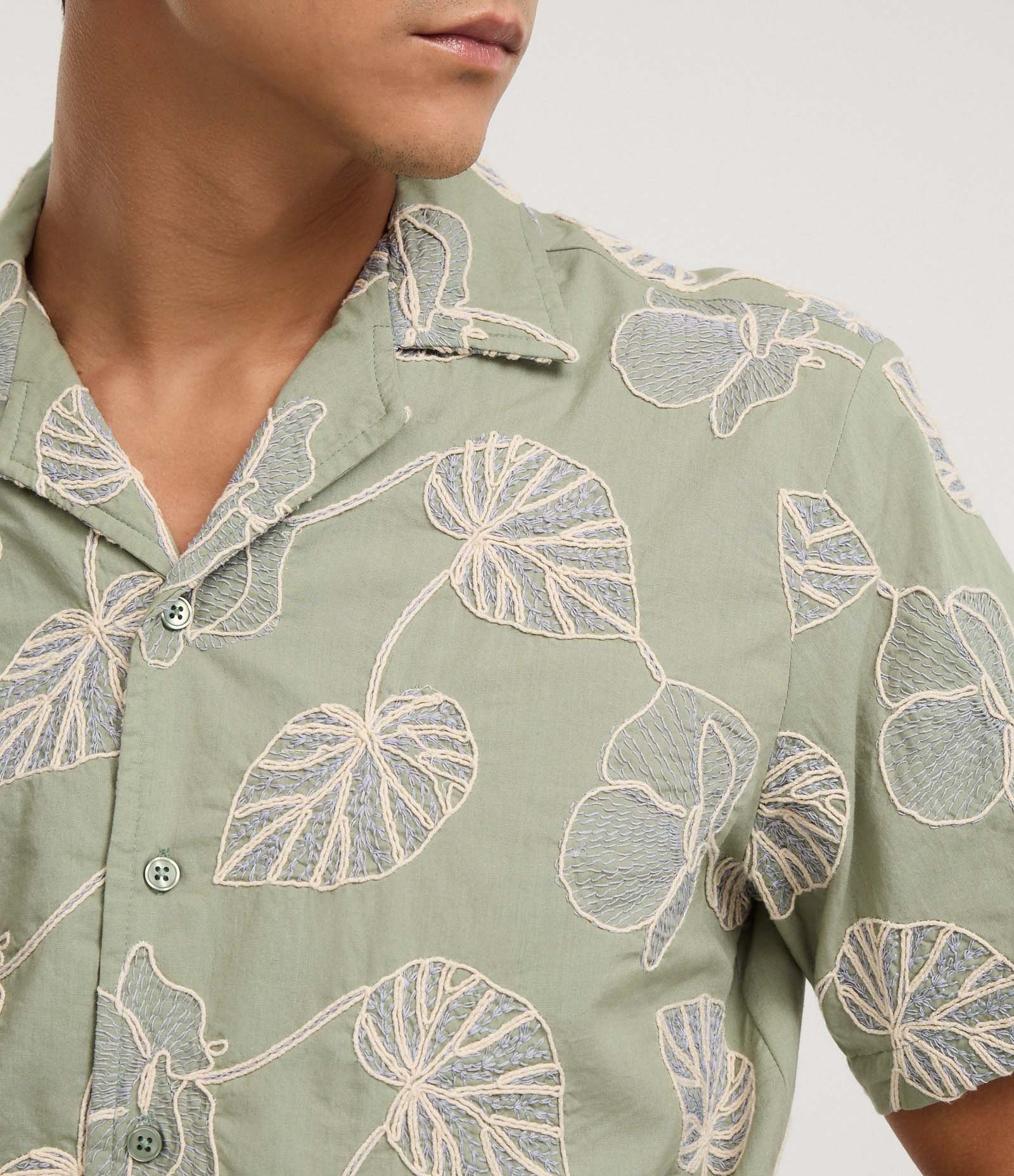 Camisa Comfort em Algodão com Bordado em Folhas Verde 3